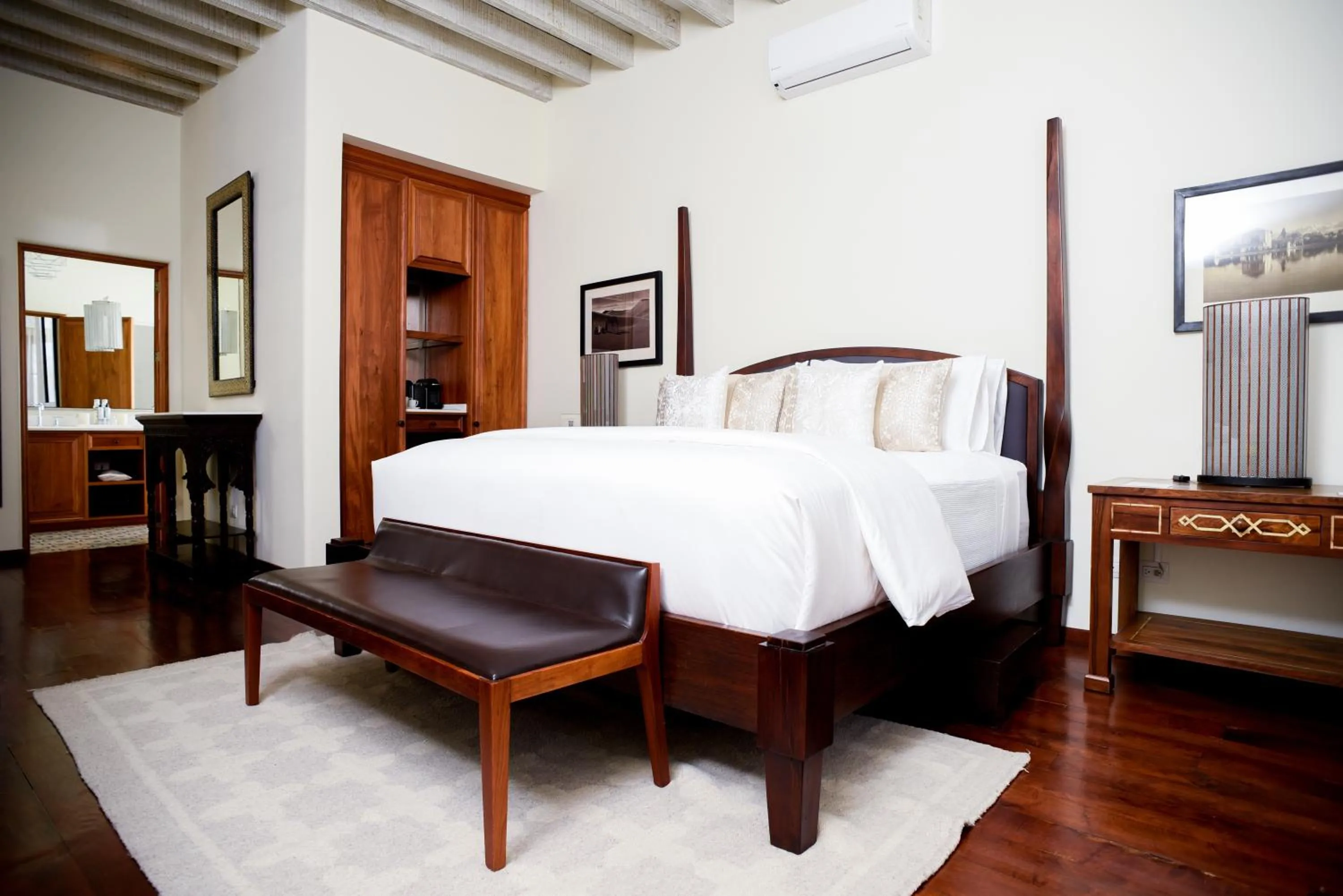 Deluxe Junior Suite in Hotel Casa Blanca 7