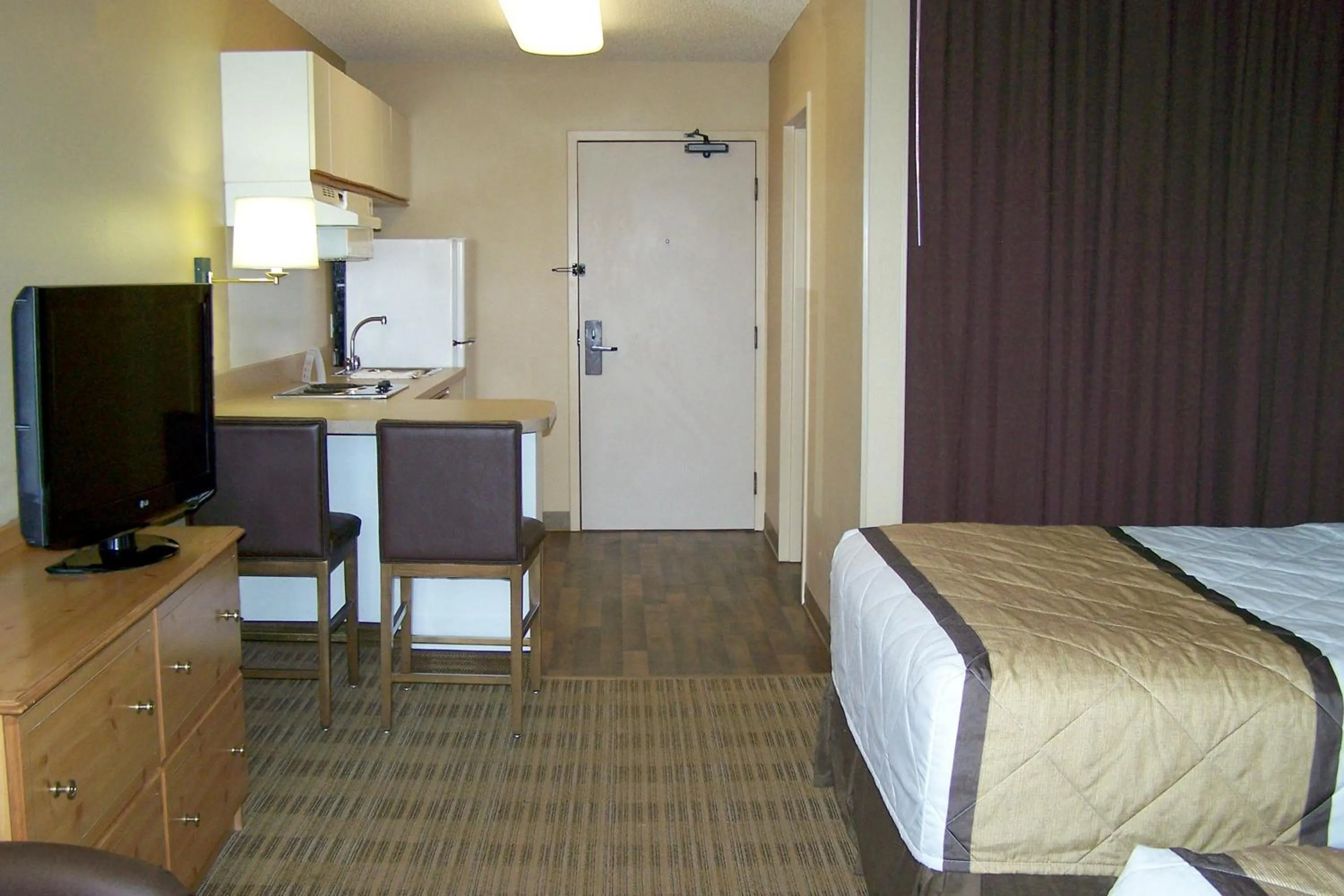 Bed in Extended Stay America Select Suites - Chicago - Naperville - East