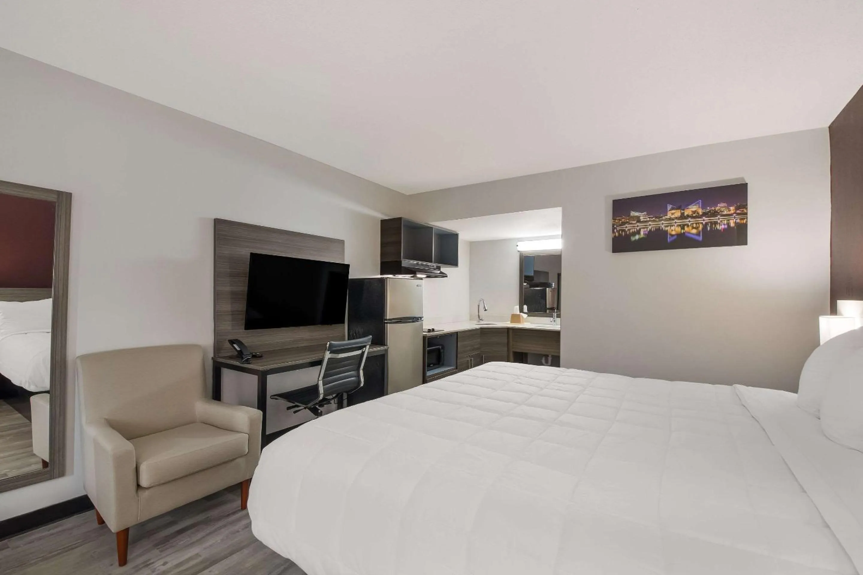 Efficiency One Room Suite - Non Smoking/Pet Friendly in Suburban Studios Cleveland Central