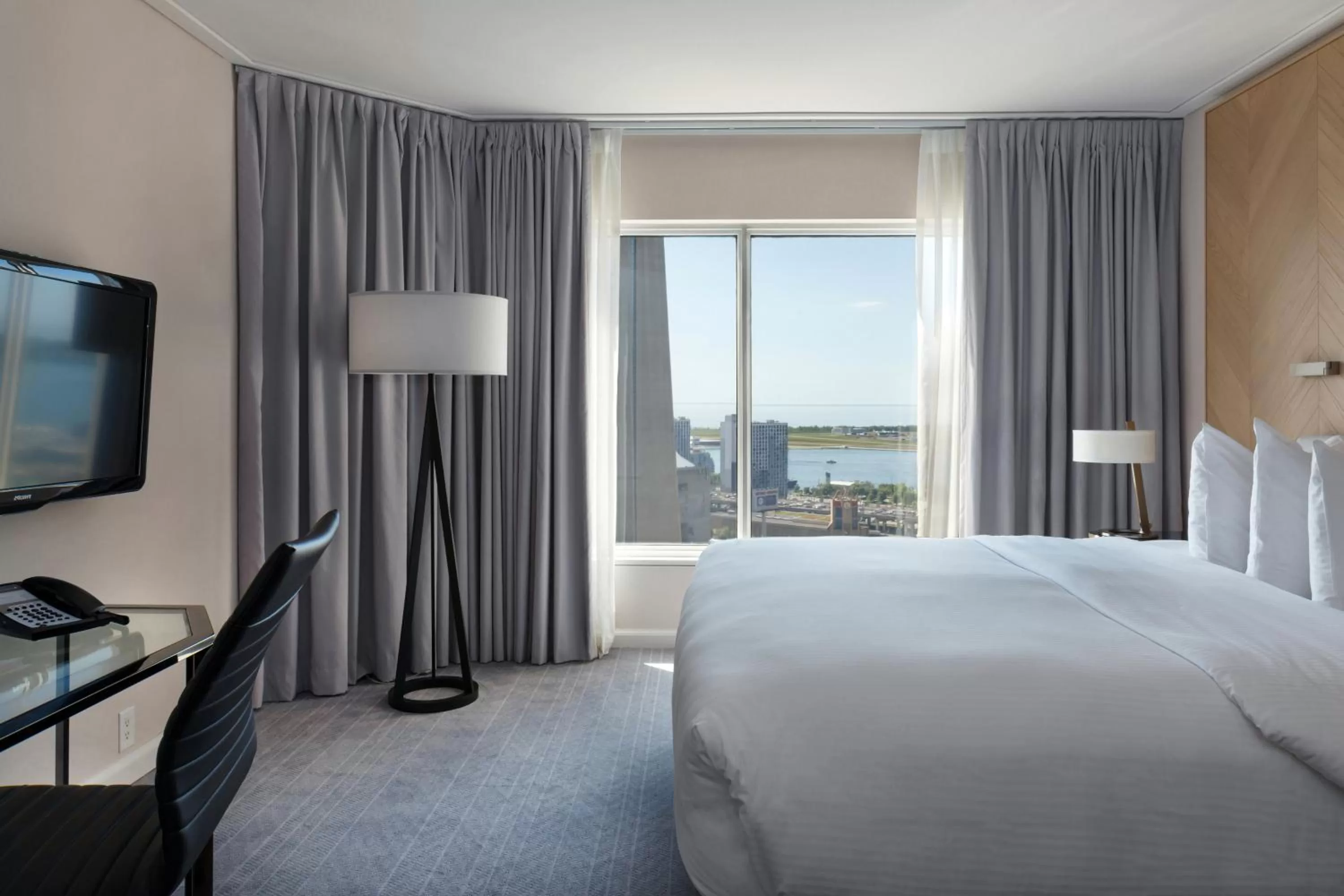 1 King Premium Lake Ontario View High Floor in InterContinental Toronto Centre by IHG