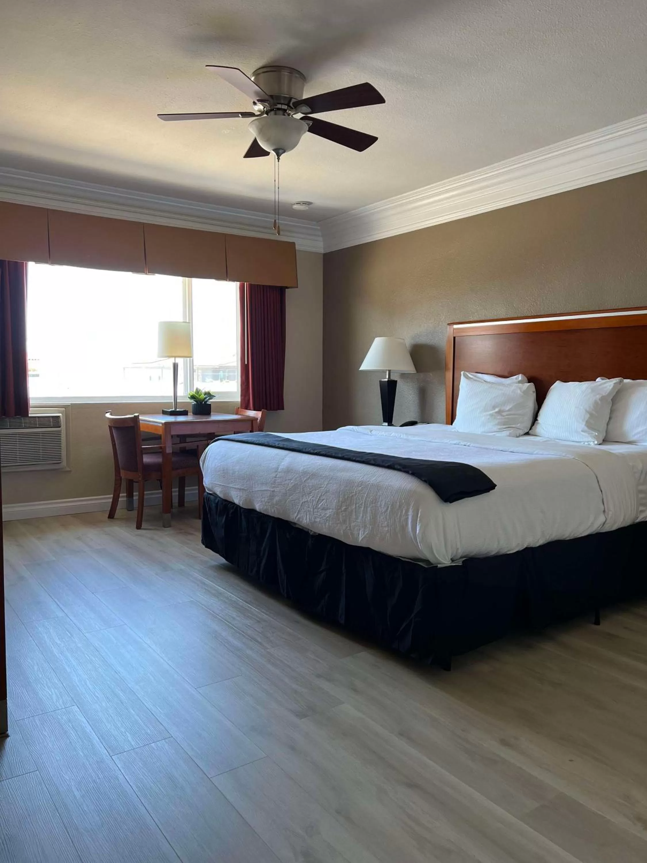 Queen Room - High Floor in Best Western Tradewinds