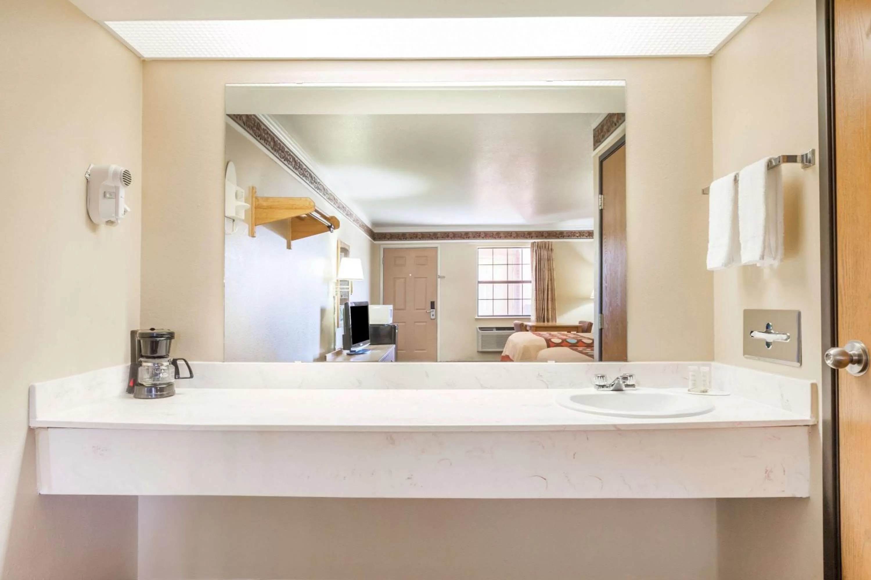 Double Room with Two Double Beds - Smoking in Super 8 by Wyndham Mount Vernon