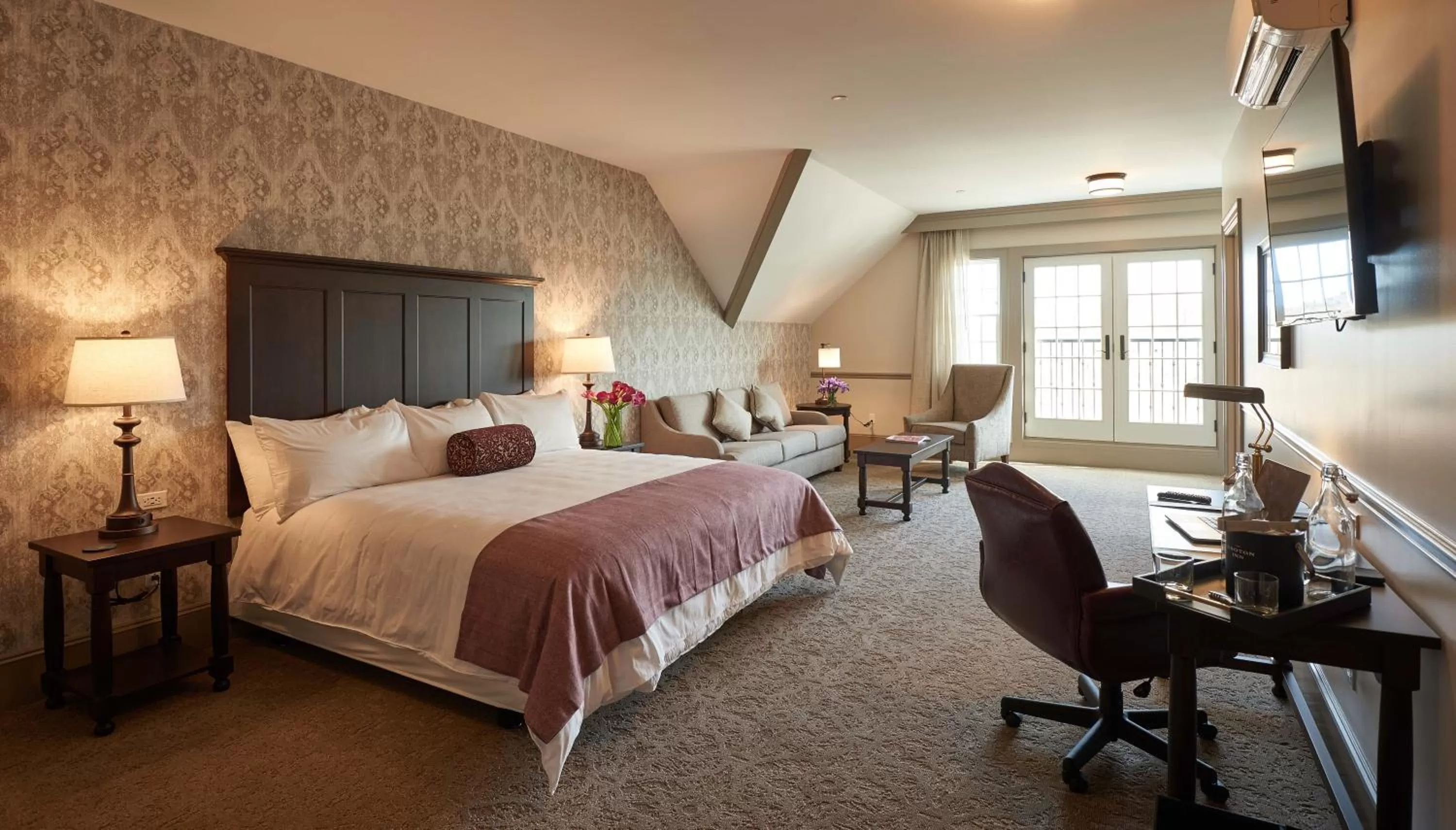 King Room in The Groton Inn