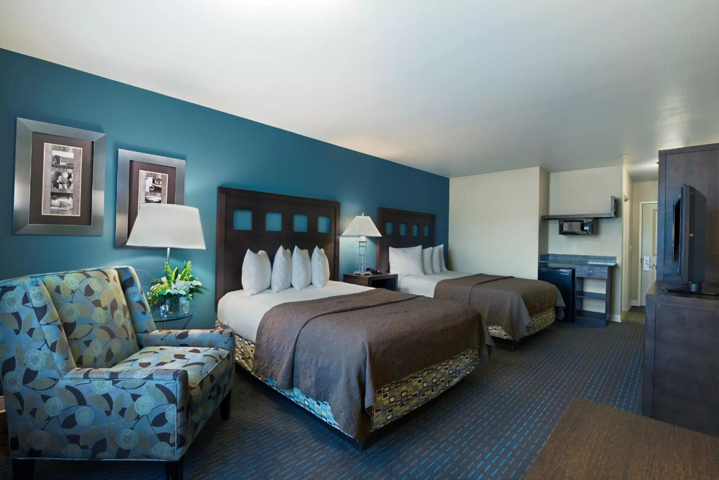 2 Queen Suite in Oxford Suites Silverdale