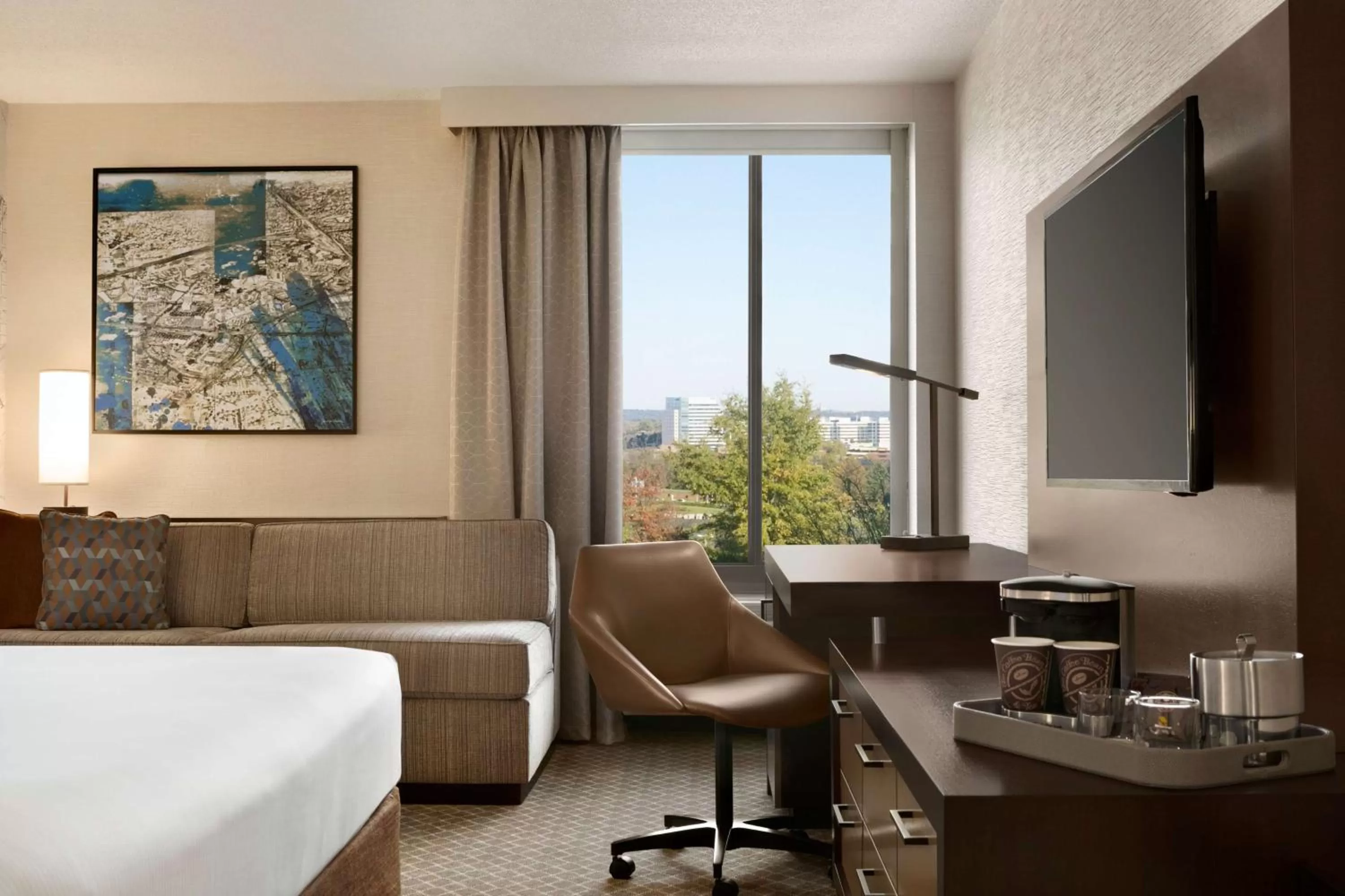 Deluxe King Room with Sofa Bed in DoubleTree by Hilton McLean Tysons
