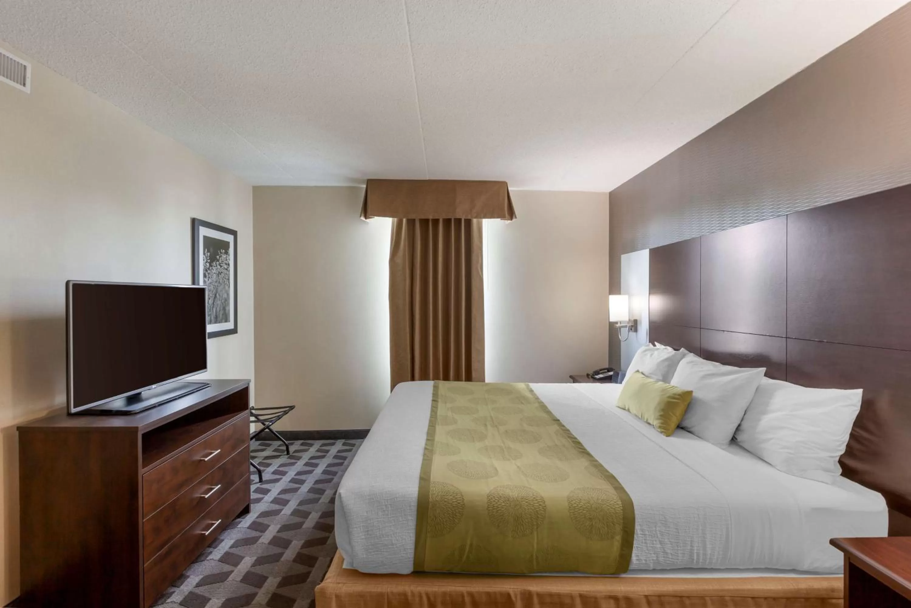 Family Suite with One King Bed and Two Queen Beds in Best Western Plus Leamington Hotel & Conference Centre