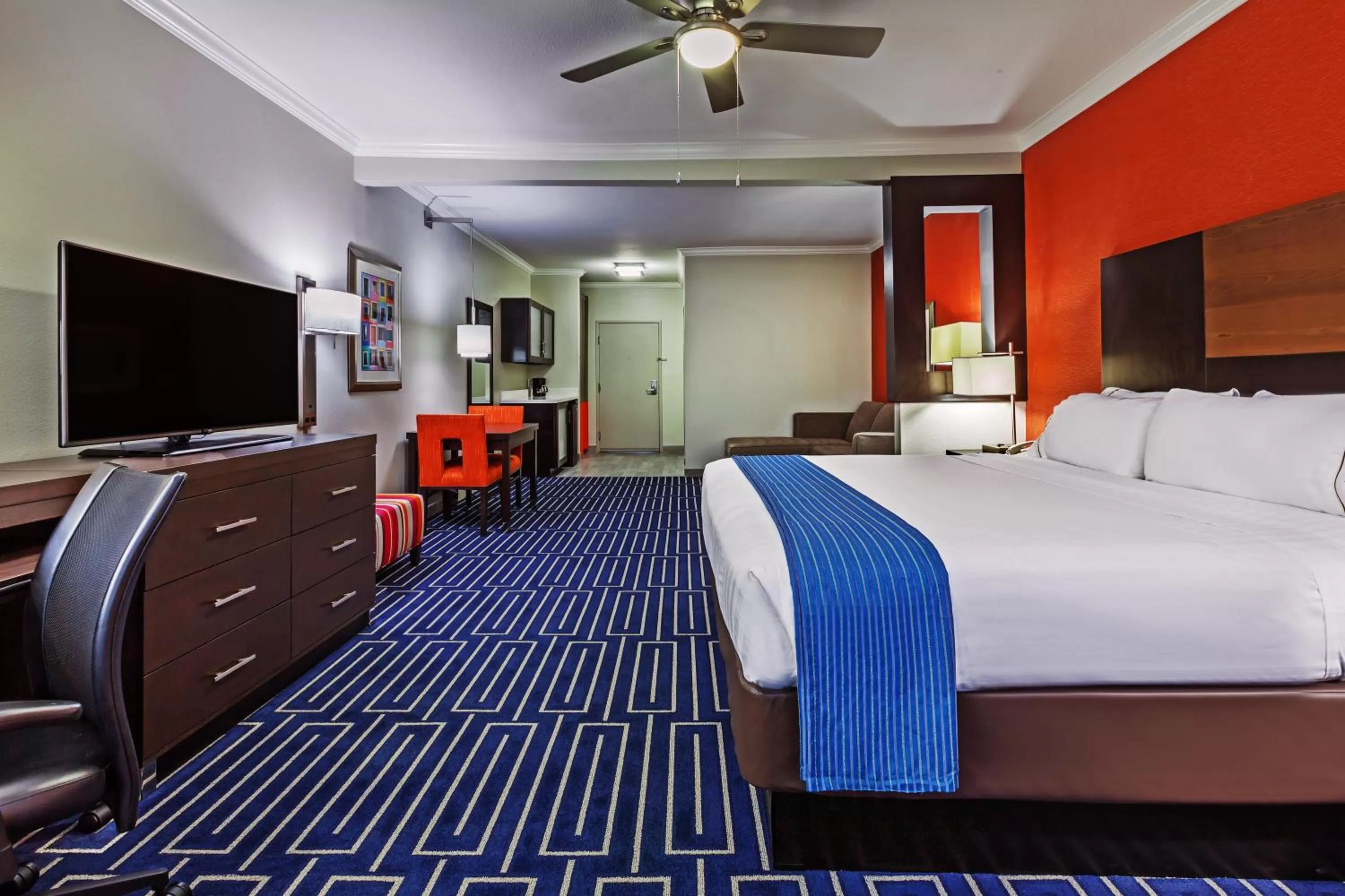 King Suite in Holiday Inn Express Hotel and Suites Houston East, an IHG Hotel