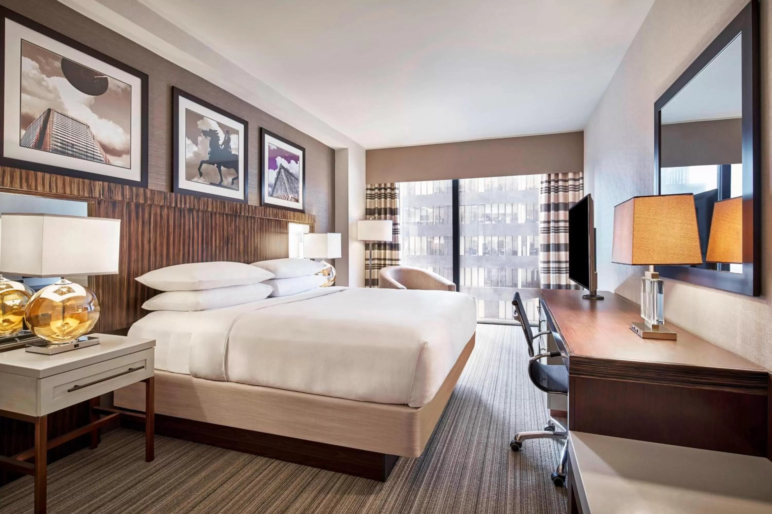 Deluxe King Room in Sonesta Hotel Baltimore Inner Harbor