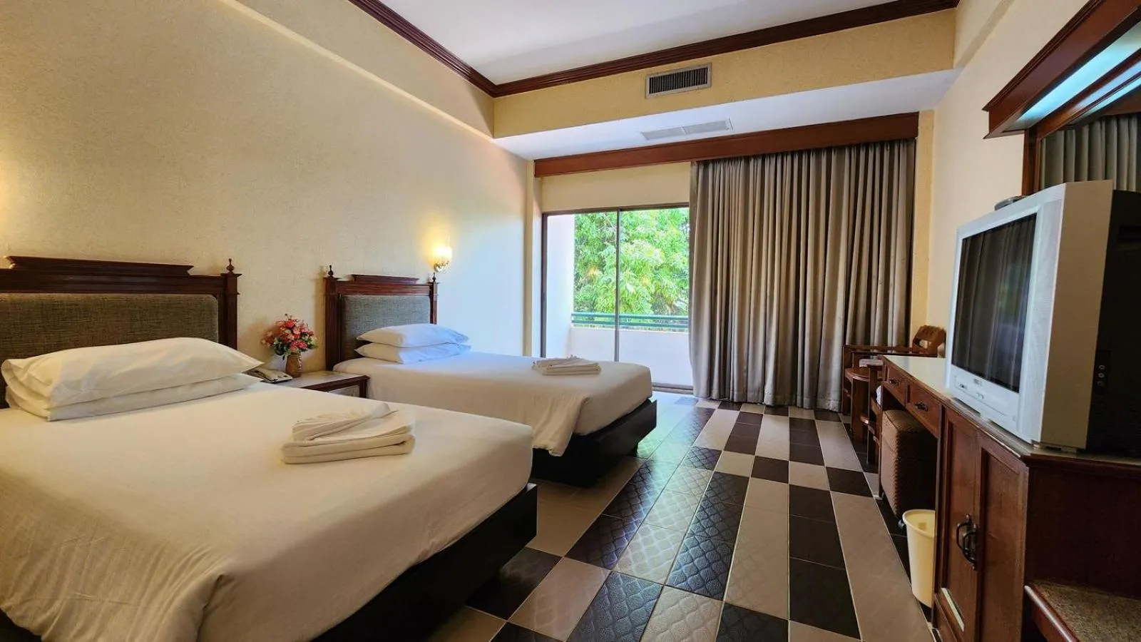 Deluxe Twin Room in Pattaya Garden Resort