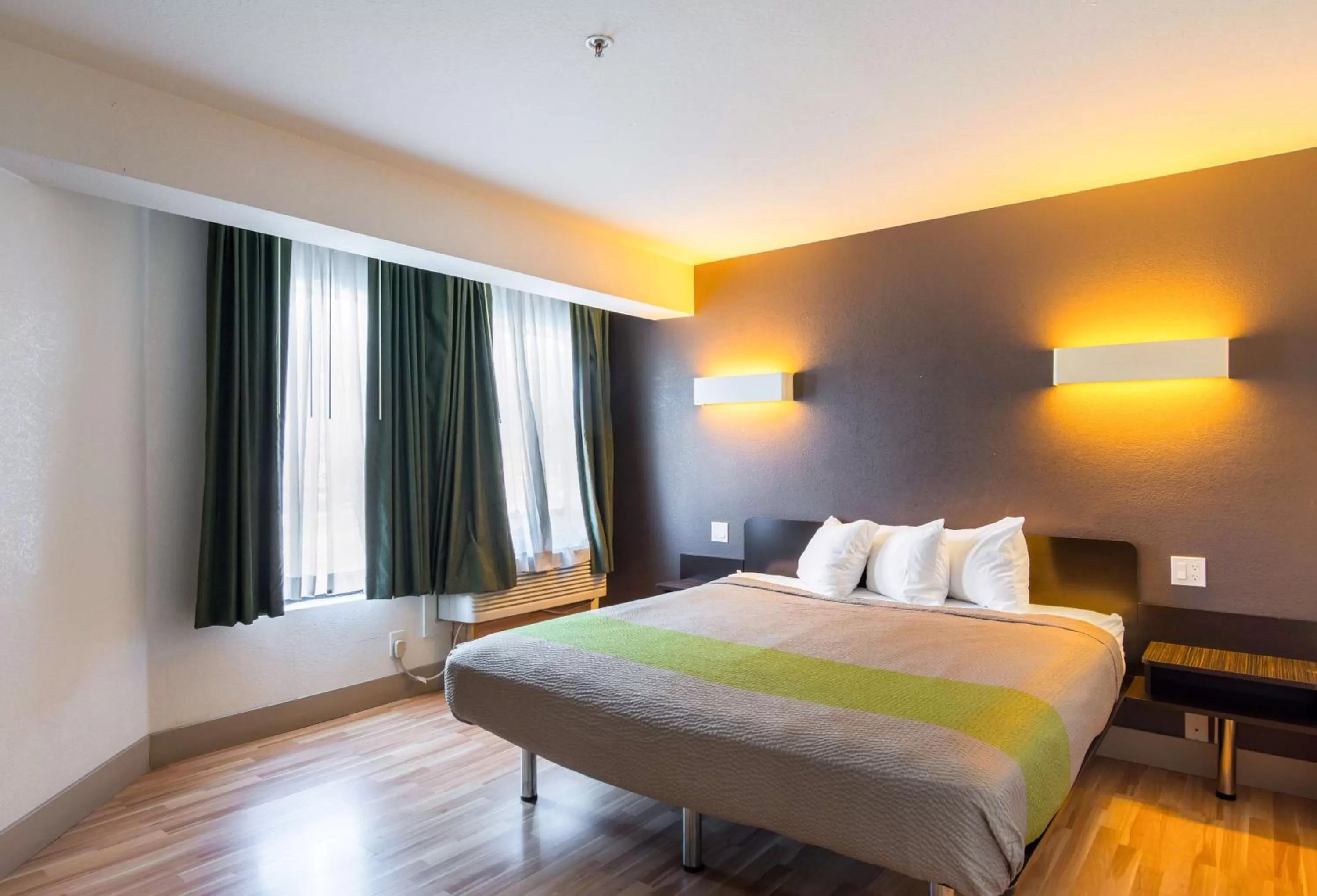 Queen Room - Disability Access - Roll in Shower in Studio 6-Concord, CA