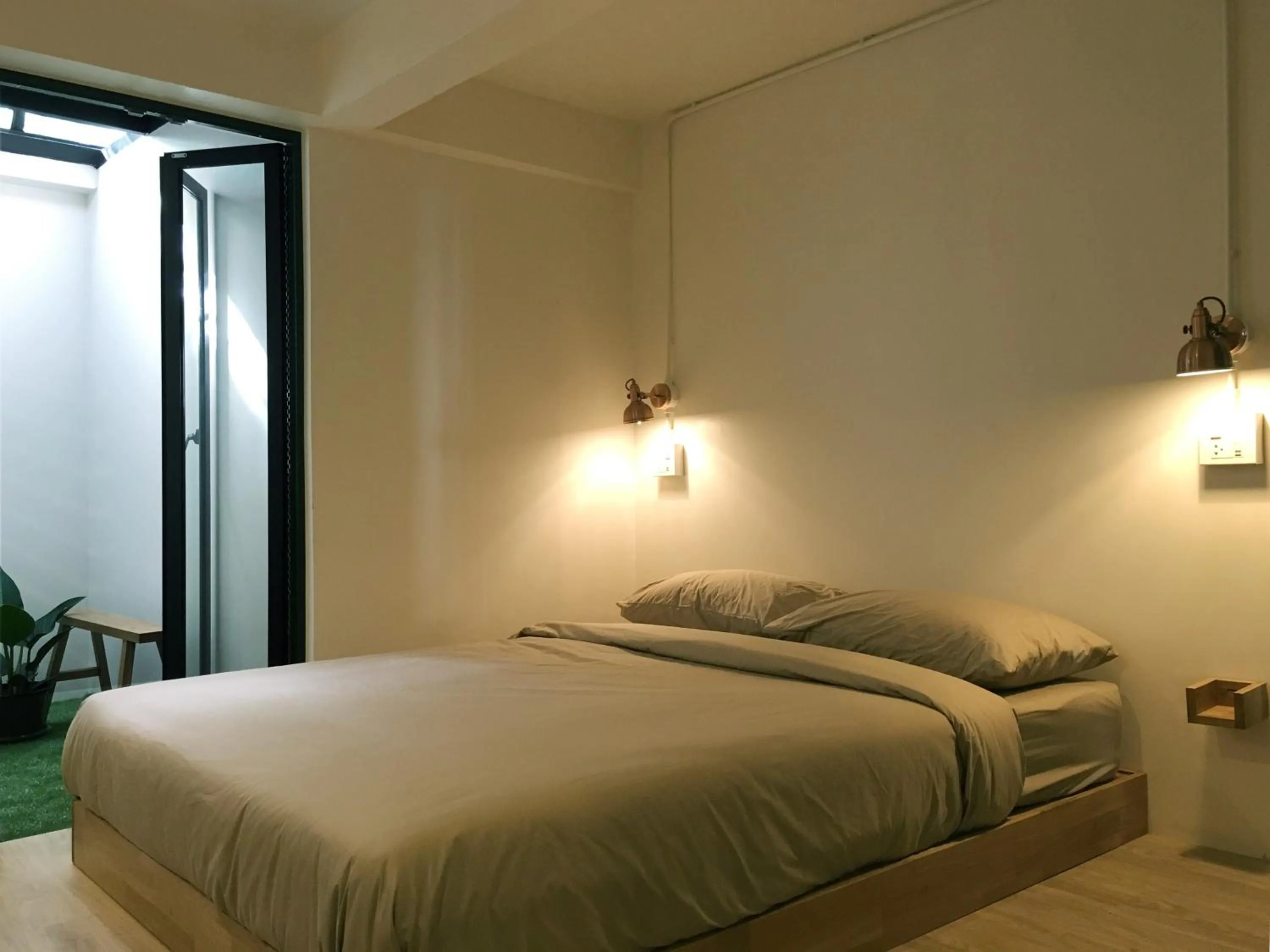 Deluxe Double Room with Private Bathroom in Monomer Hostel Bangkok