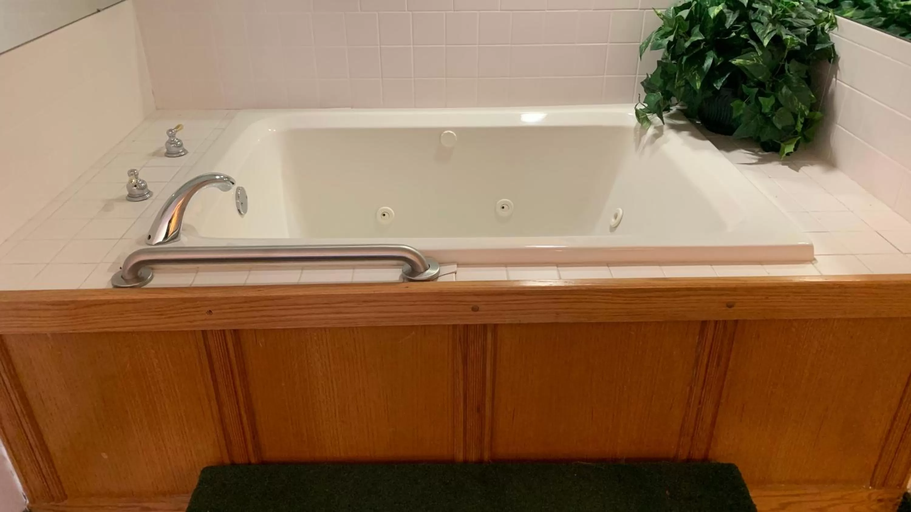 King Suite with Spa Bath in Regency Inn and Suites