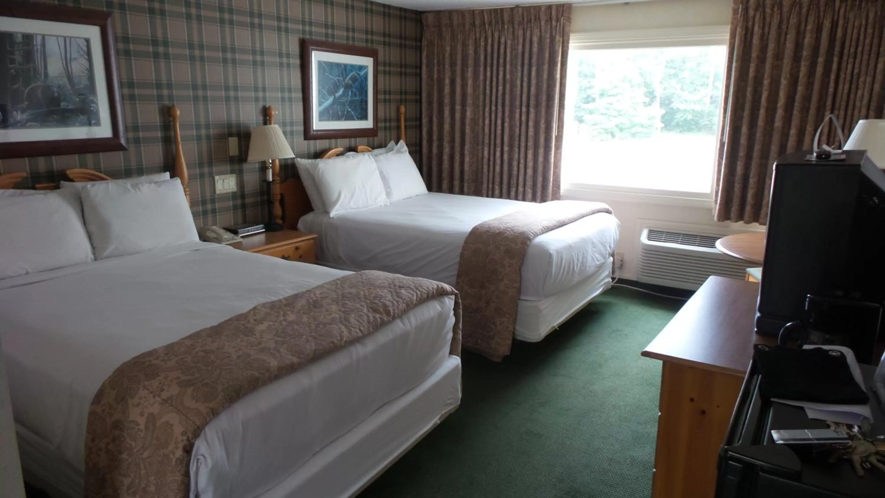 Quadruple Room with Two Queen Beds and Tub - Disability Access/Non Smoking in Green Granite Inn, Ascend Hotel Collection