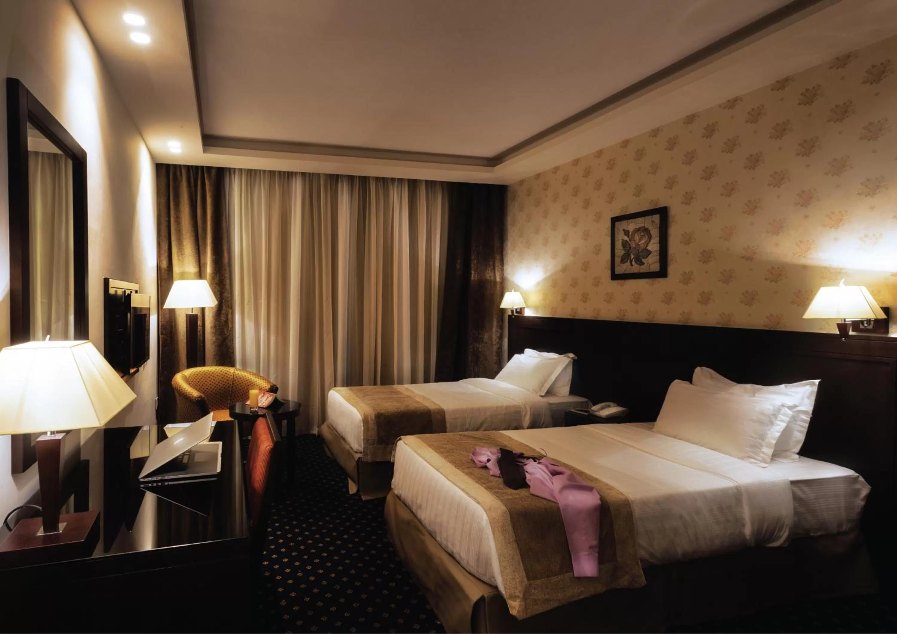 Deluxe King Room in Seven Roses Hotel