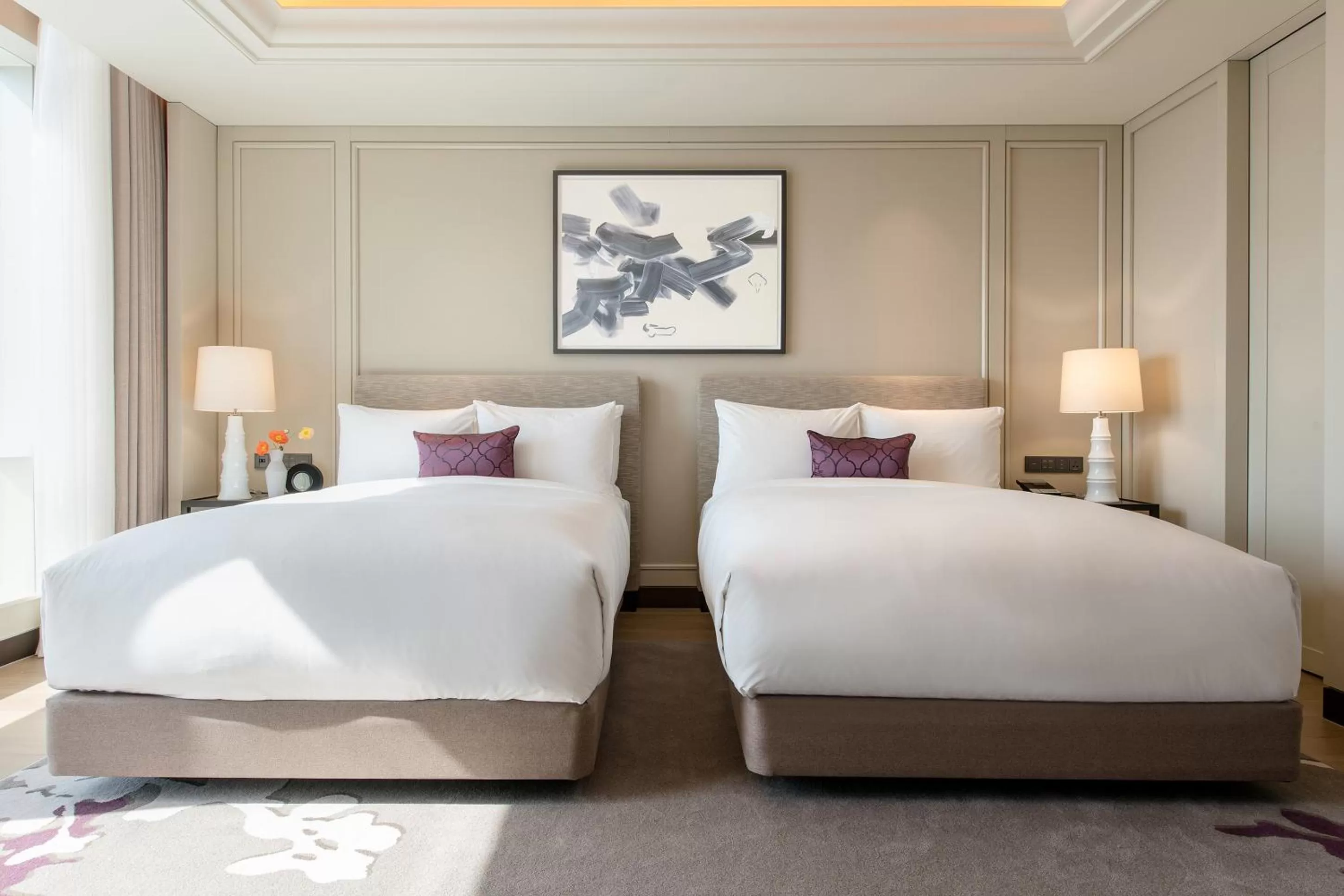 Deluxe Twin Room in Paradise City