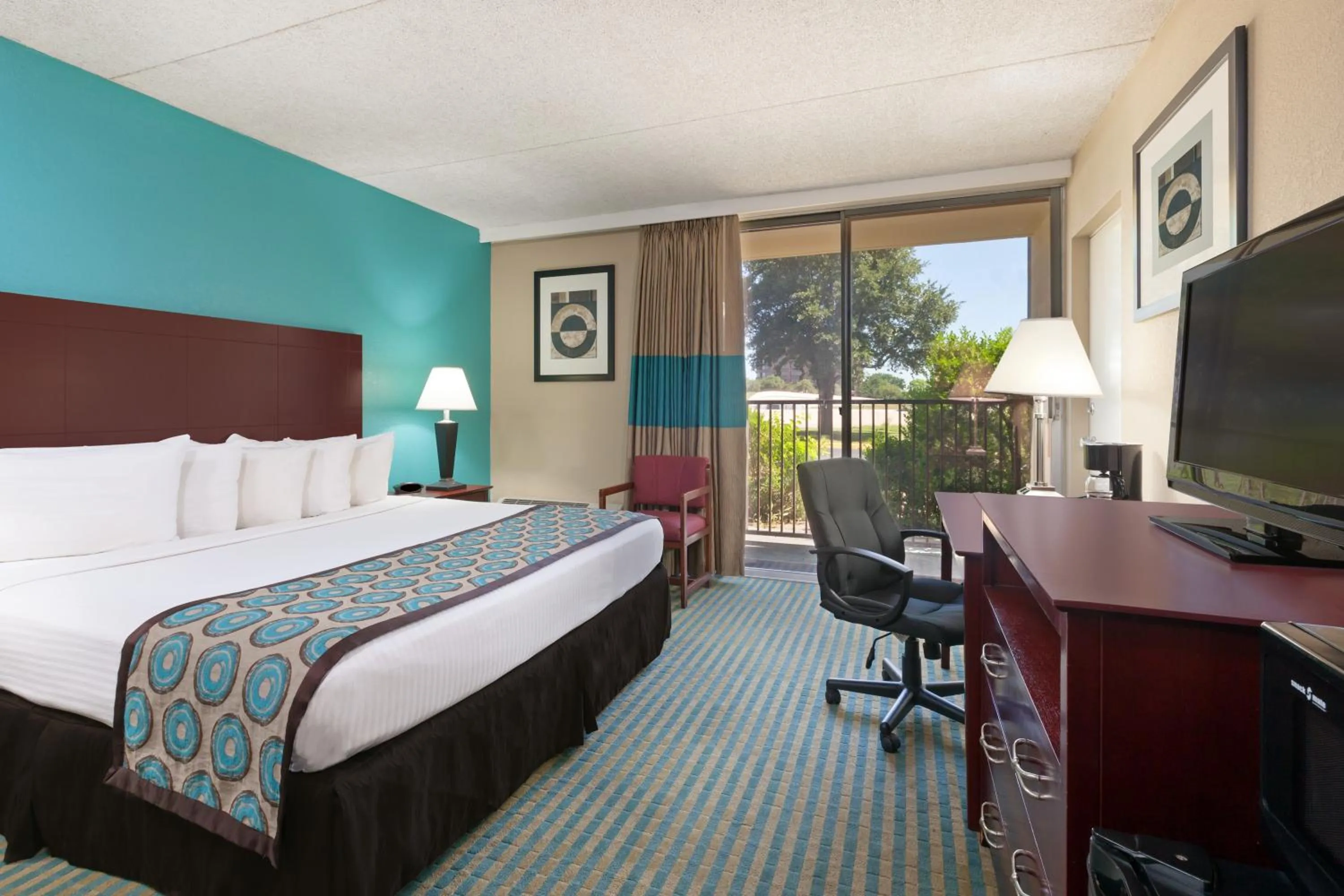 Deluxe King Suite in Howard Johnson by Wyndham Arlington Ballpark / Six Flags