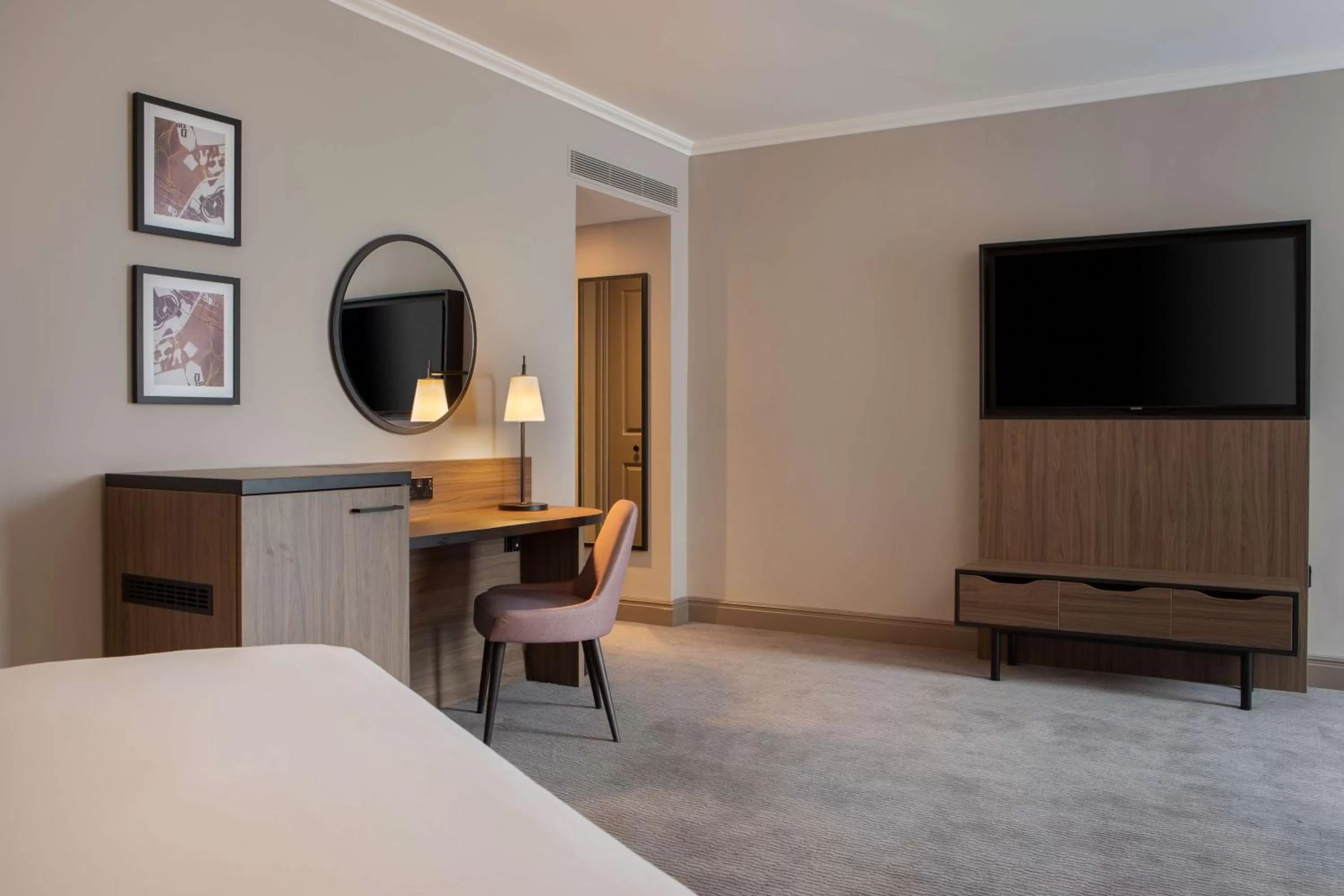 Deluxe King Room in DoubleTree by Hilton Dartford Bridge