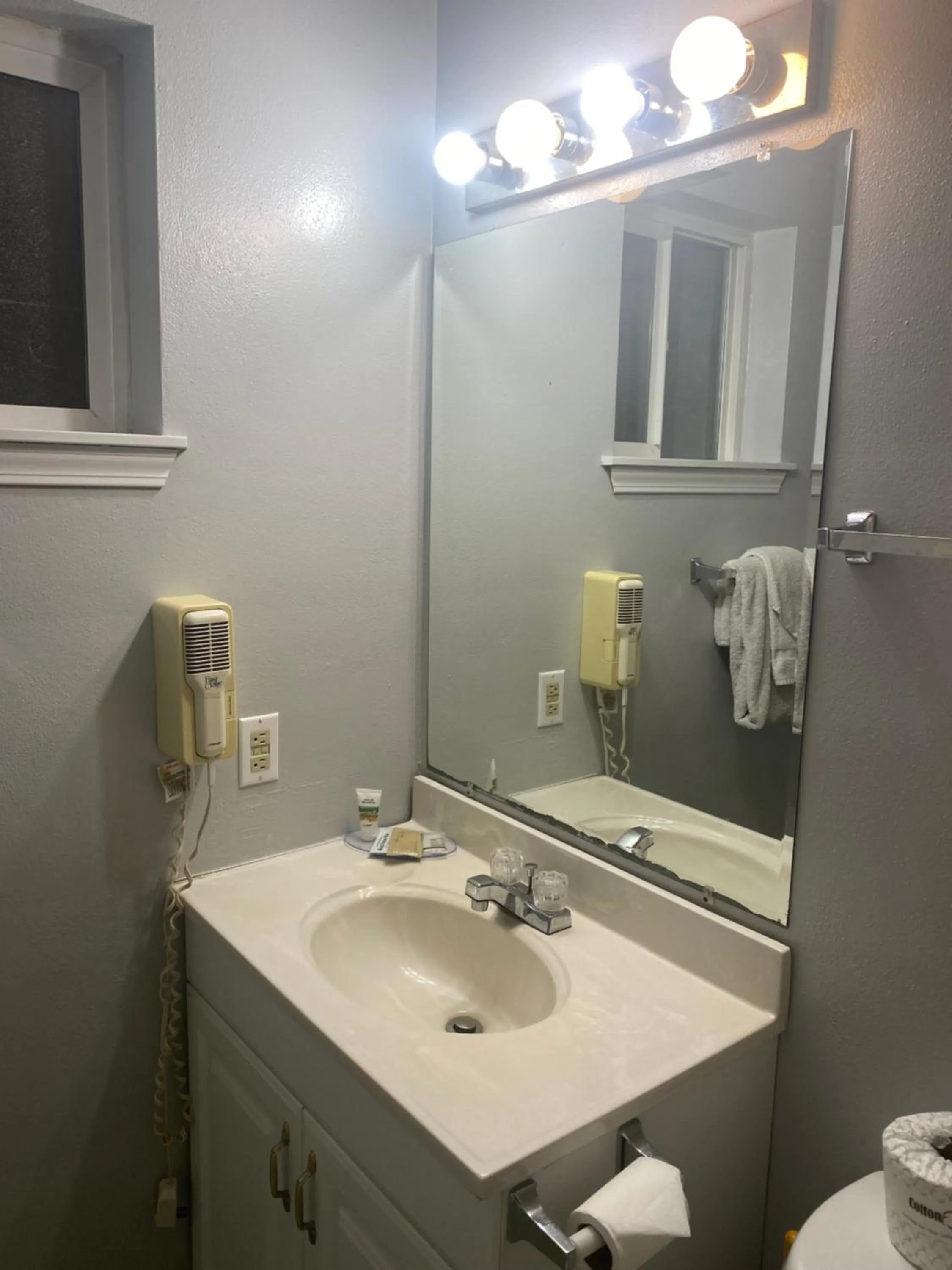 Two-Bedroom Suite with Two Queen Beds in Ocean Shores Inn & Suites