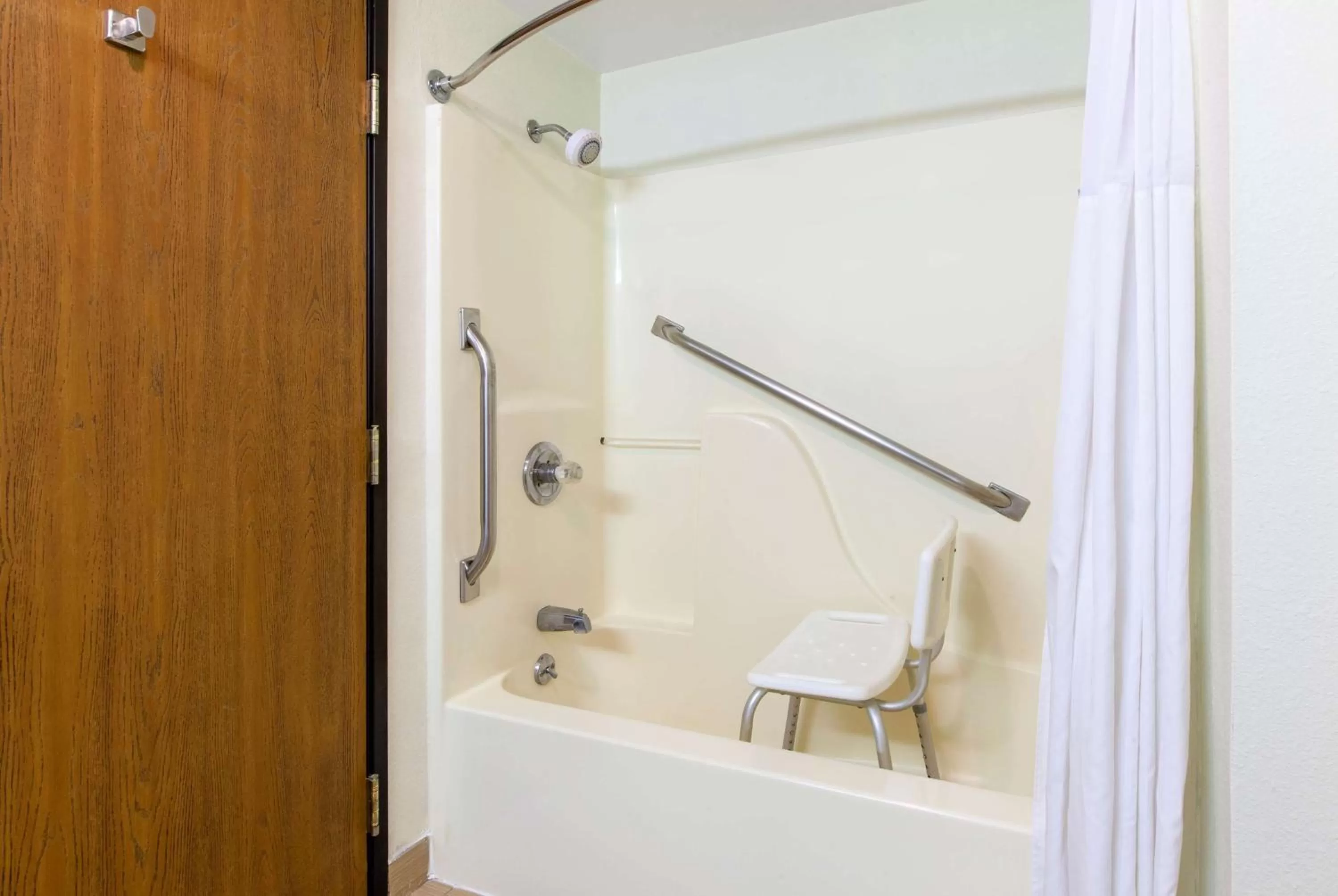 King Room with Mobility Access and Bathtub with Grab Bars, Non-Smoking in Days Inn by Wyndham Petoskey