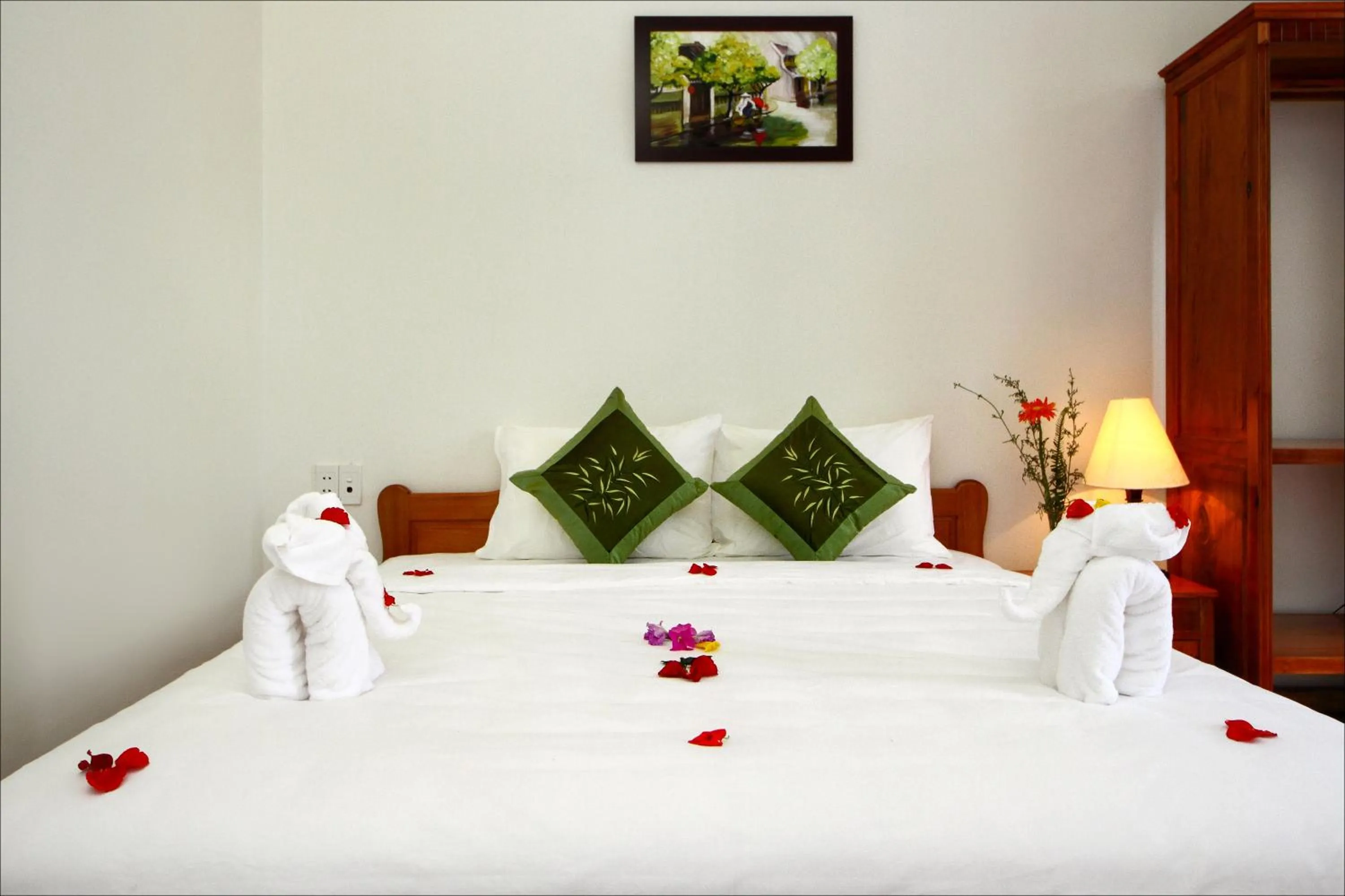 Deluxe Double Room with Garden View in Blue Lake Homestay