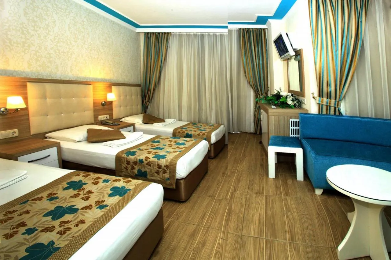 Standard Triple Room in Cender Hotel