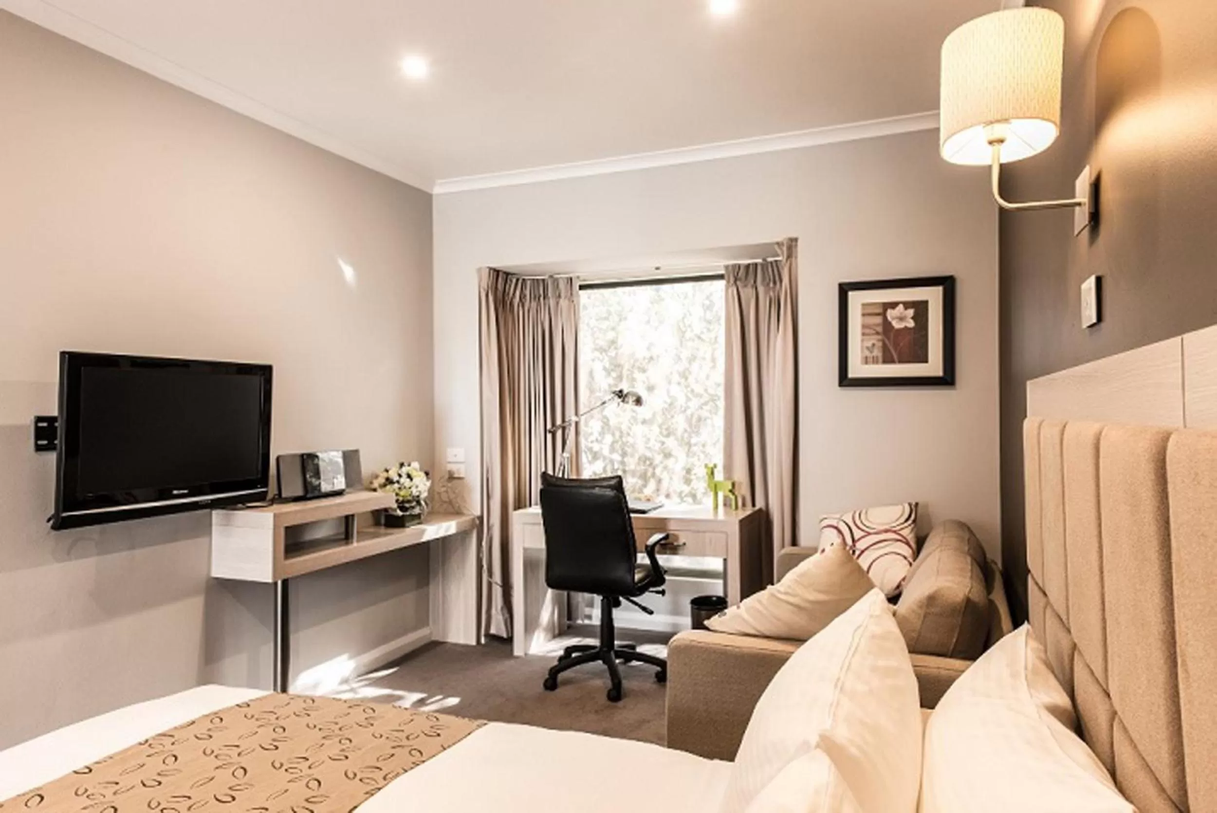 Premium Queen Room in The Waverley International Hotel