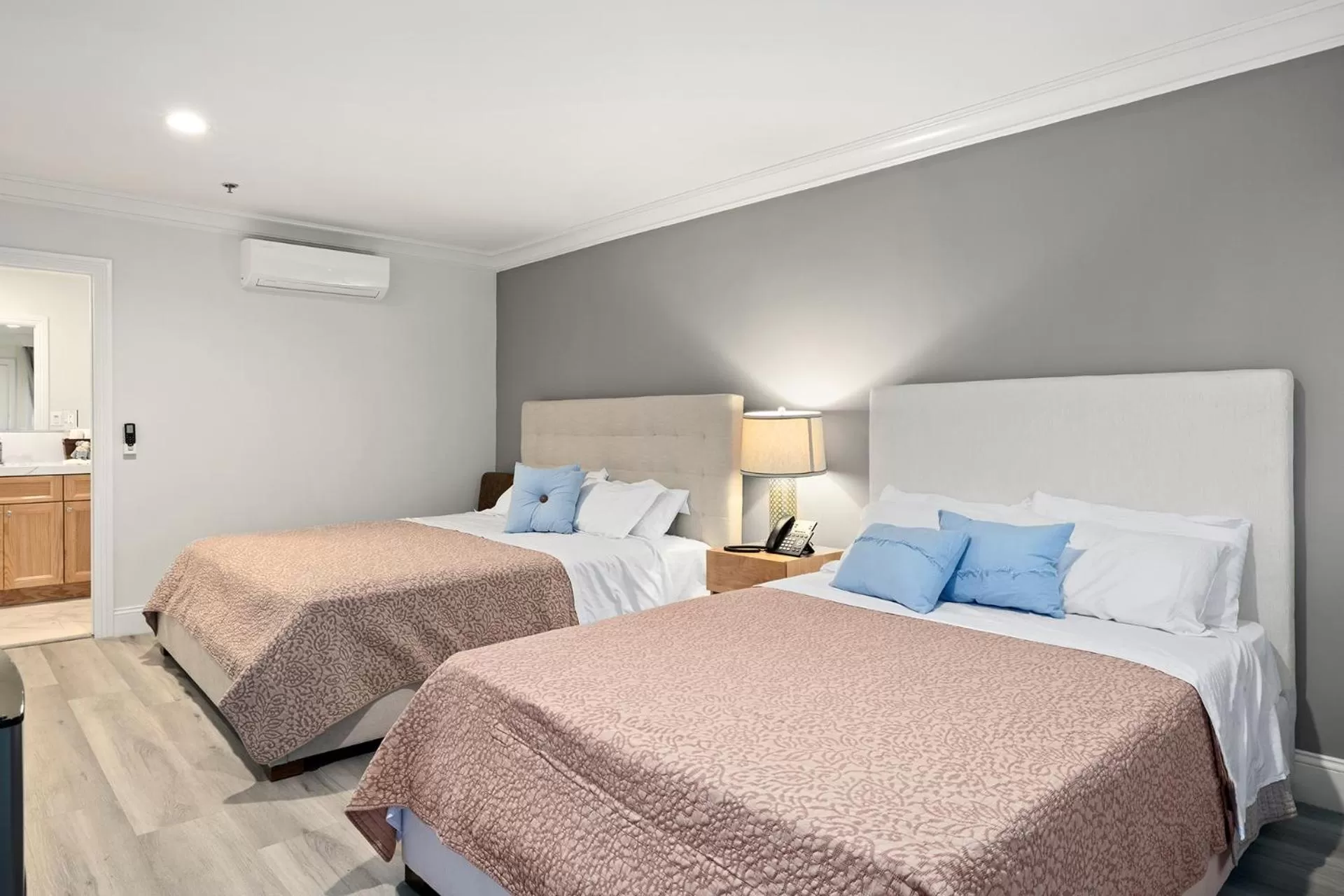 Deluxe Queen Room with Two Queen Beds in Hotel Huntington