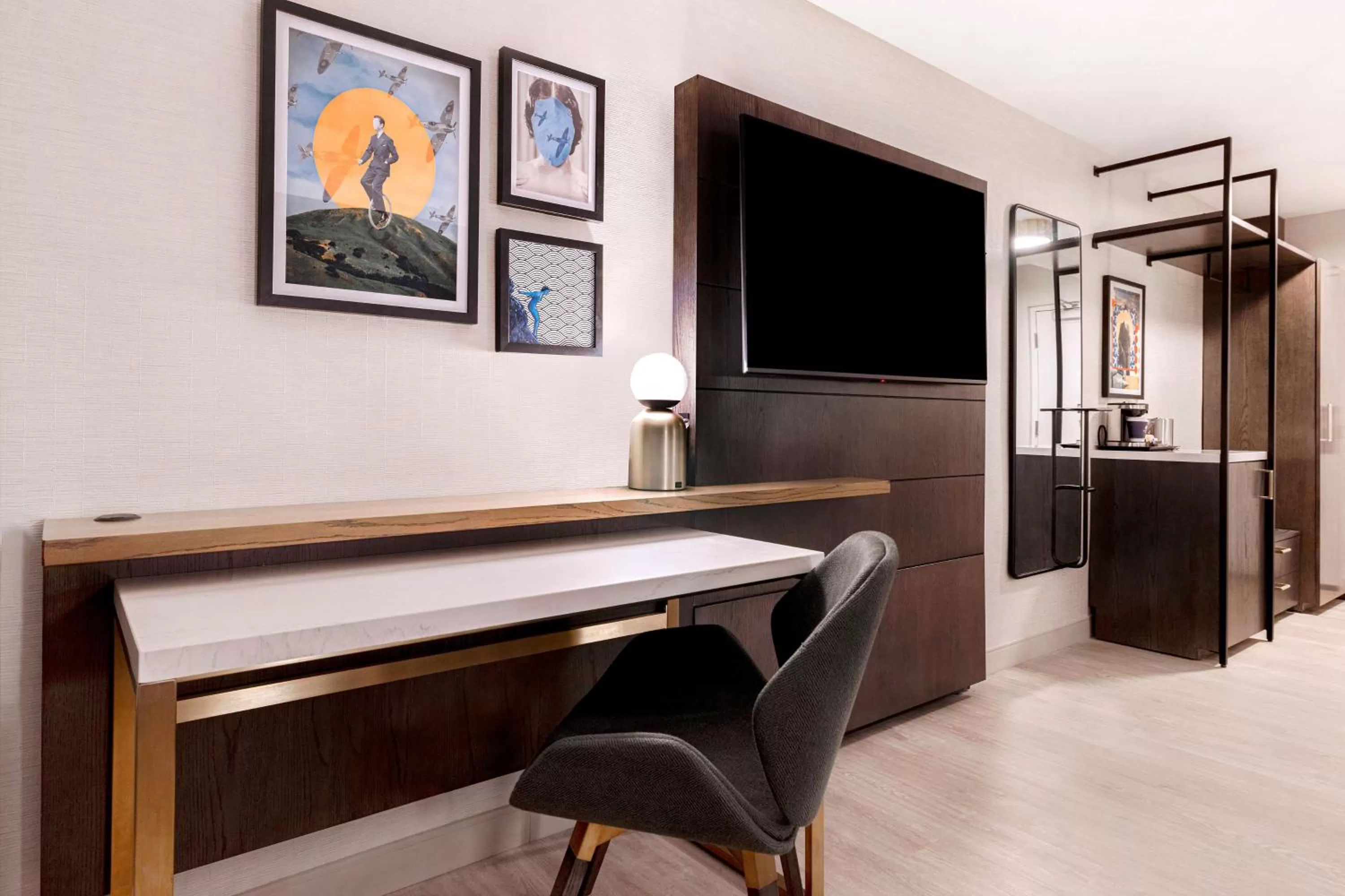 Junior King Suite with Seating Area in Doubletree By Hilton Palmdale, Ca