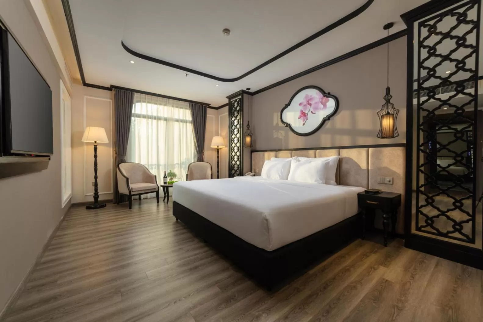 King Room with Balcony in FTE Ba Dinh Hotel