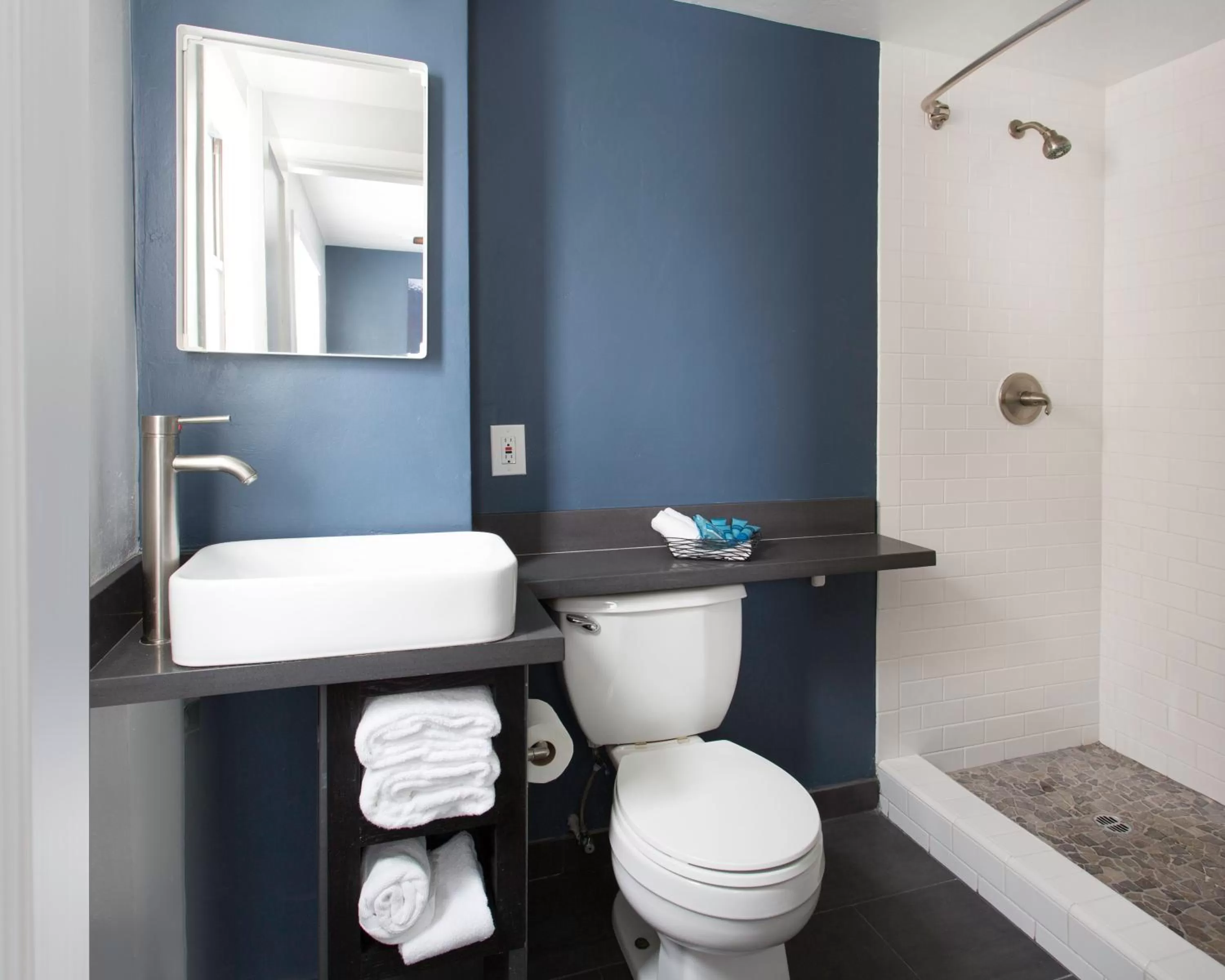 One-Bedroom Queen Suite with Kitchen in Beach Haven