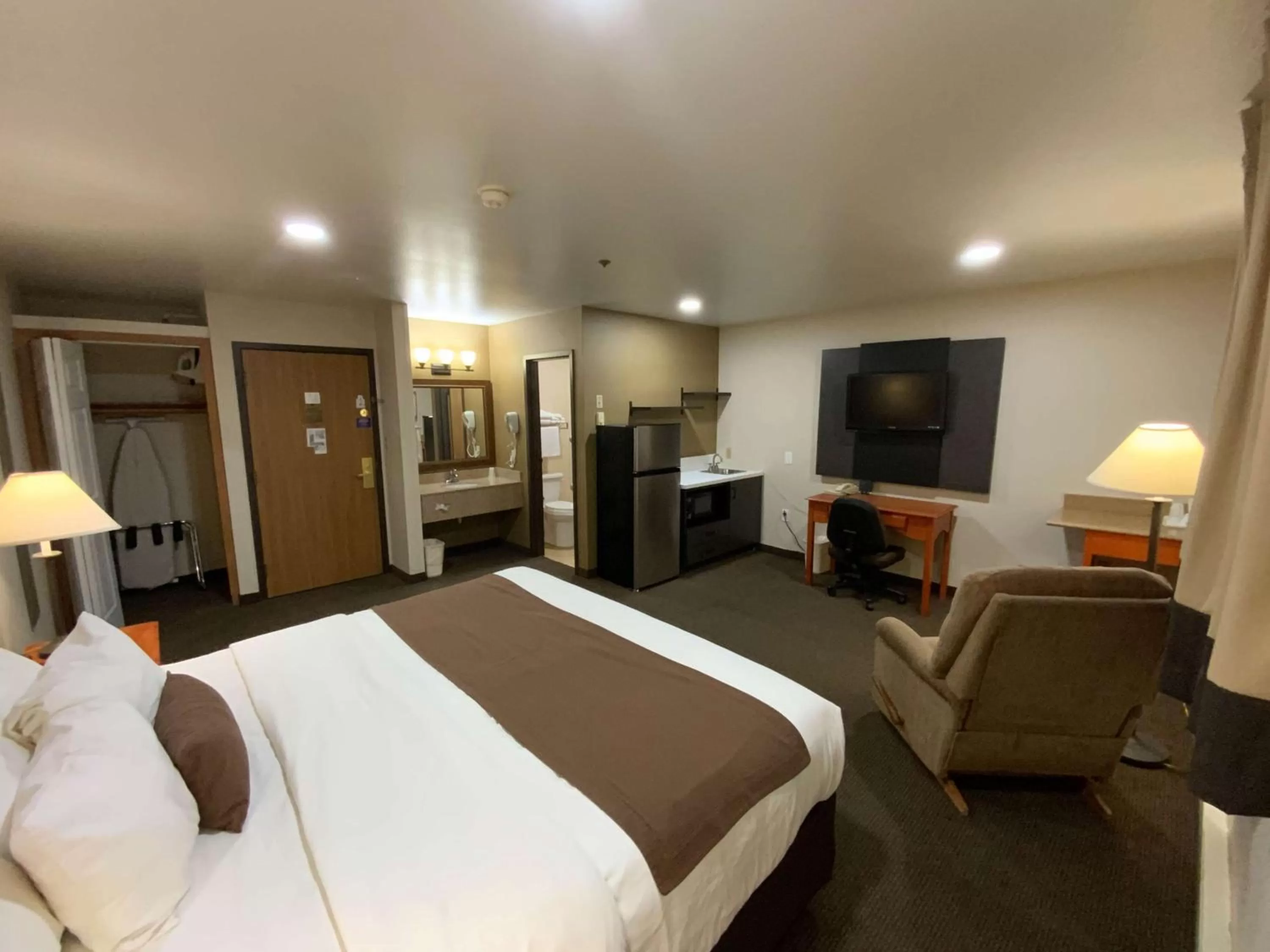 Deluxe King Suite - Non-Smoking in Studio 6 - Minot, ND