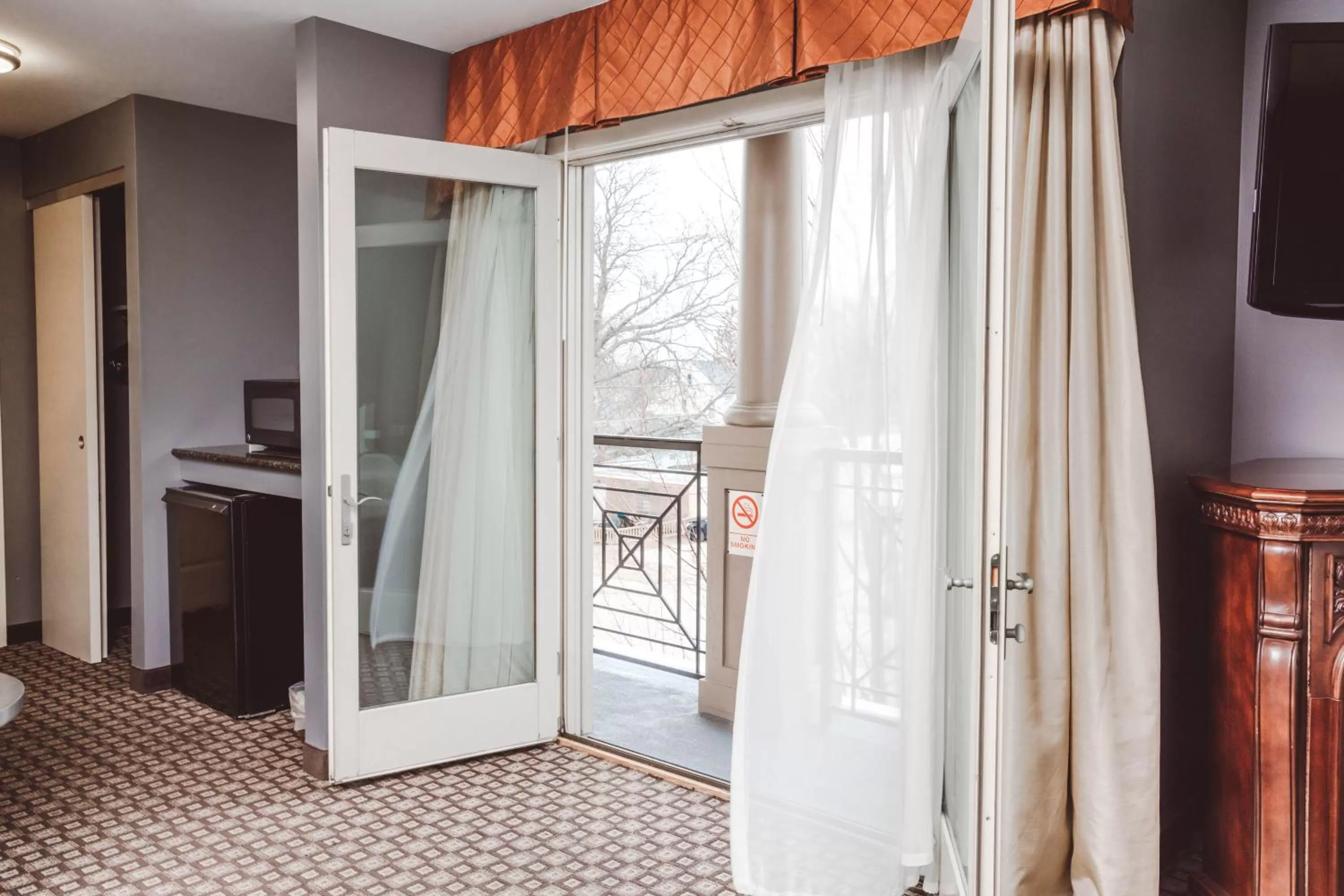 Queen Room with Two Queen Beds and Balcony in The Inn On Sheridan