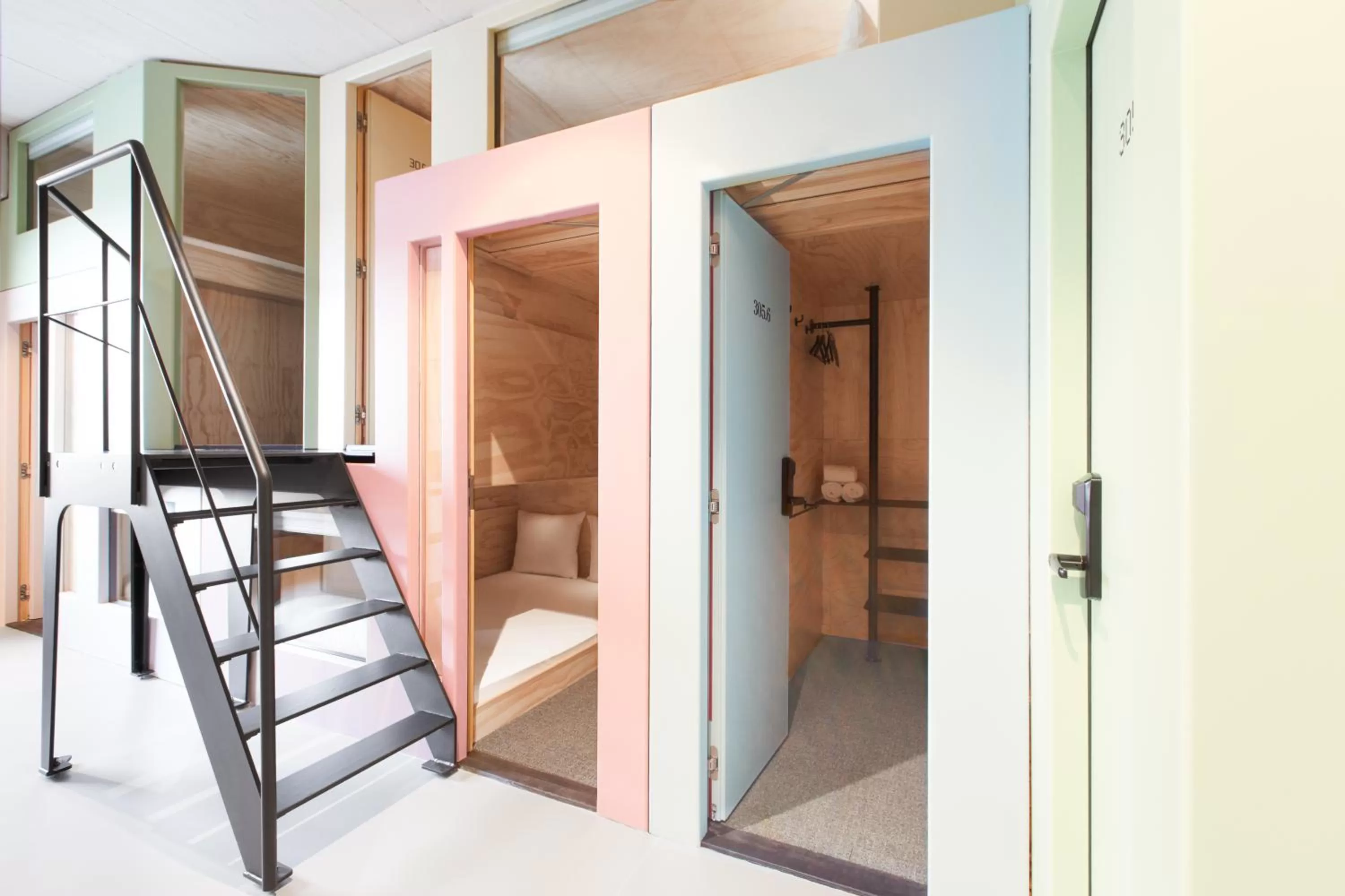 Sleep Cabin with Shared Bathroom in Volkshotel