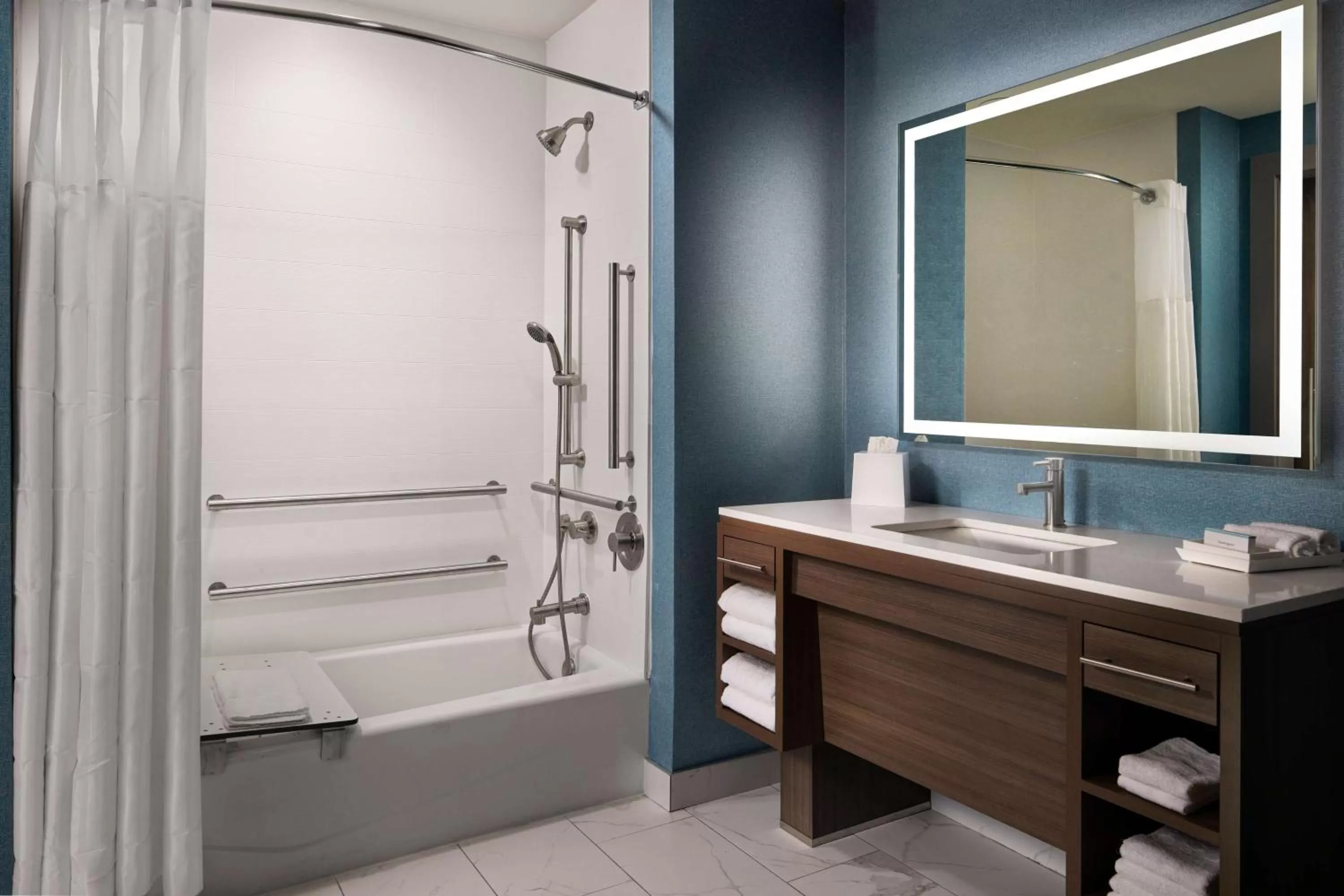 Queen Suite - Mobility and Hearing Access Tub/Non-Smoking in Home2 Suites By Hilton Bend, Or