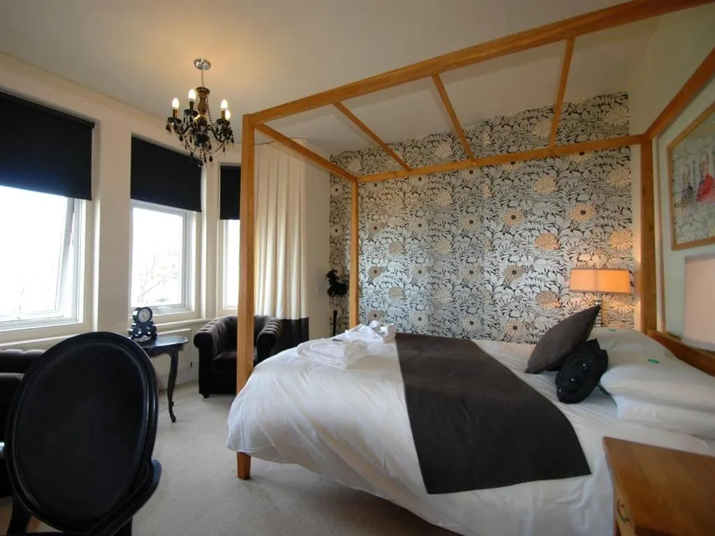 Deluxe King Room in The Gladstone