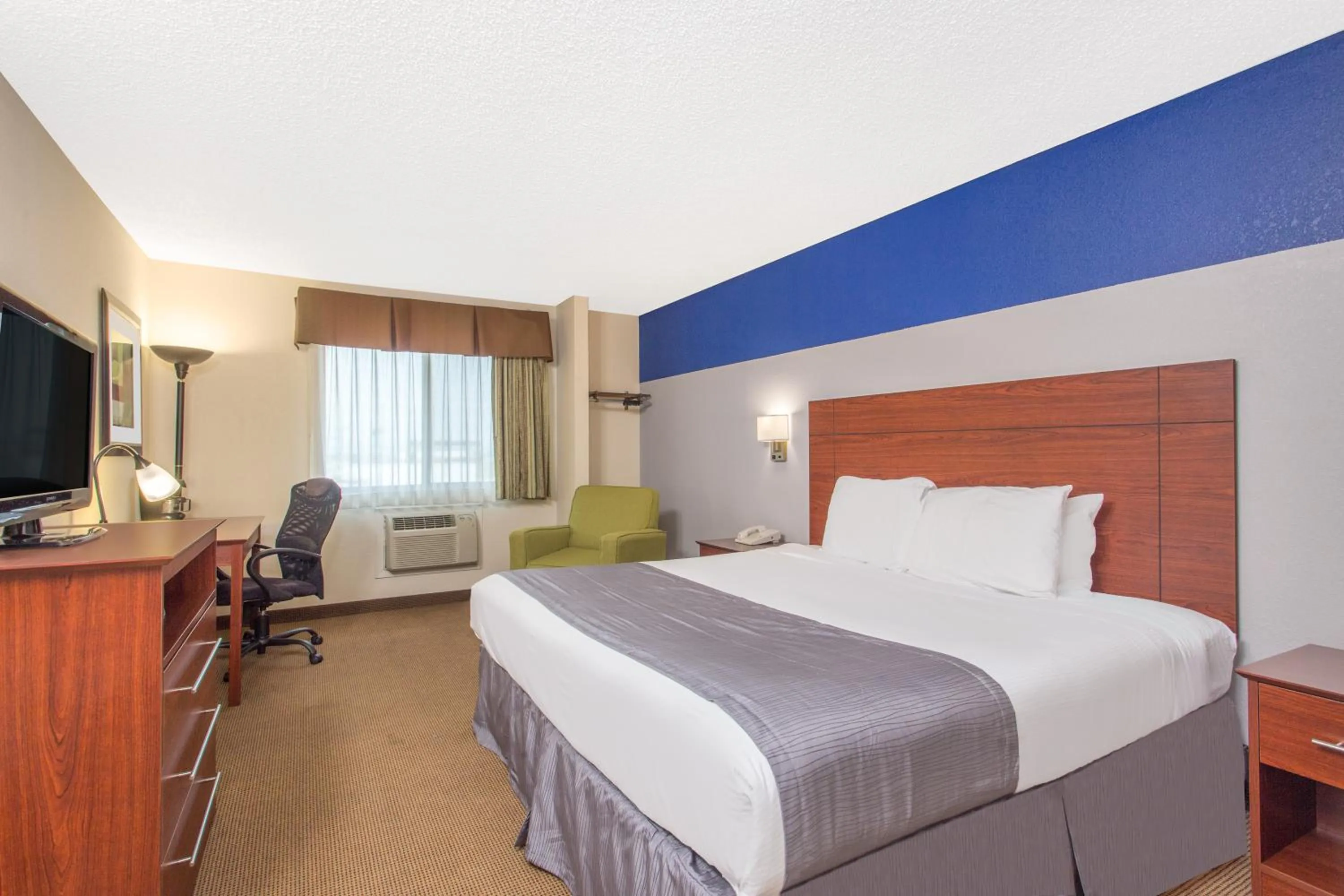 King Room - Non-Smoking in Baymont by Wyndham Dubuque