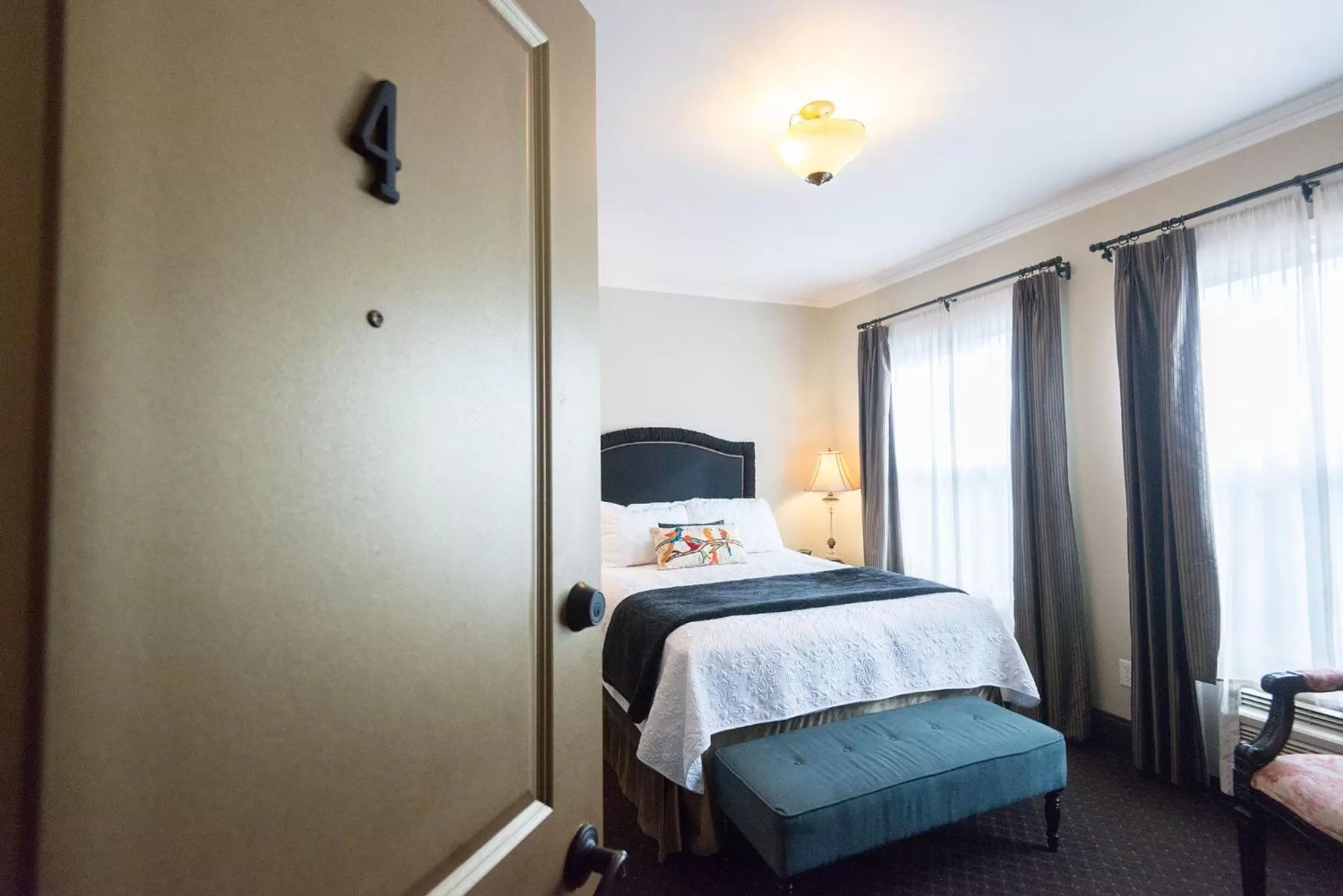 Deluxe King Room in Camas Boutique Hotel