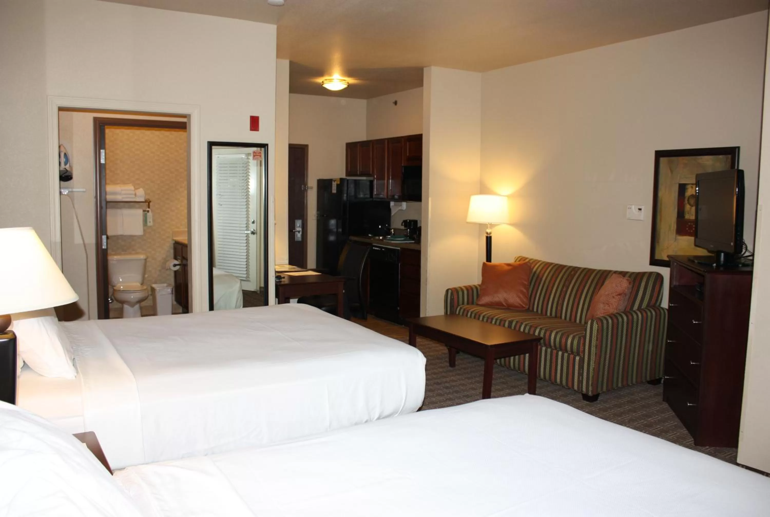 Efficiency Queen Suite with Accessible Tub - Accessible/Non-Smoking in MainStay Suites St Robert - Fort Leonard Wood