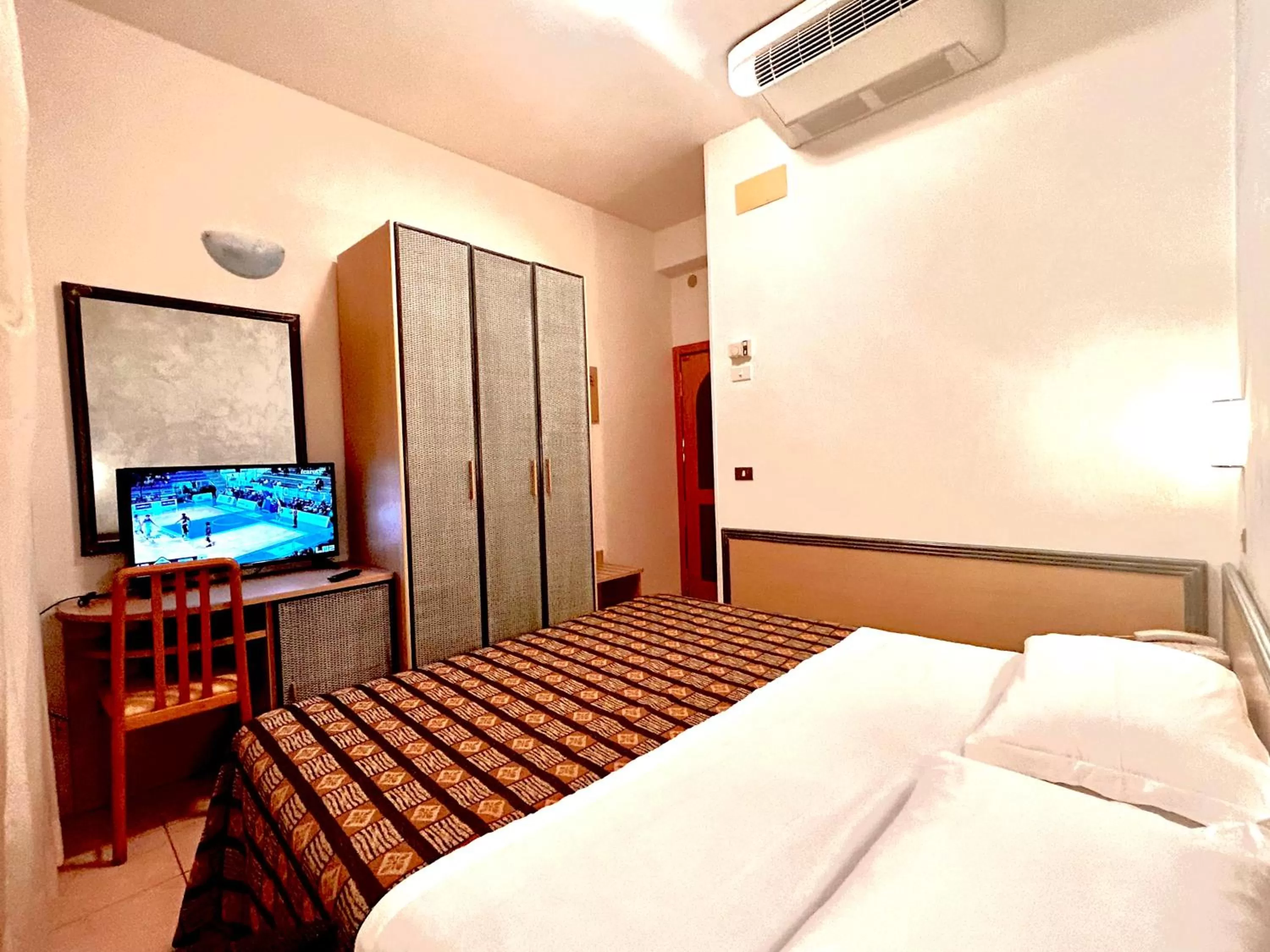 Double or Twin Room in Hotel Ausonia