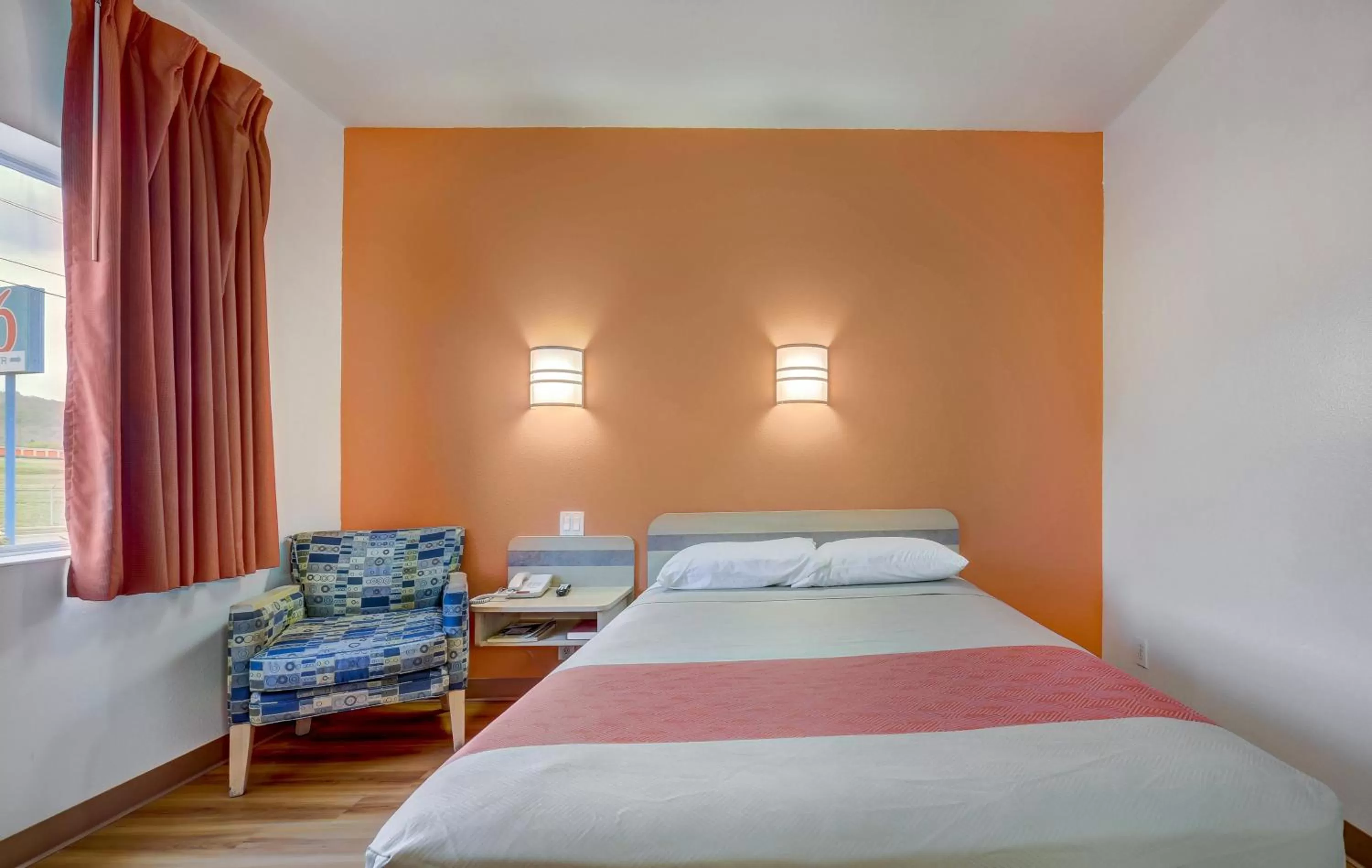 Queen Room - Disability Access - Non-Smoking in Motel 6-Roseburg, OR