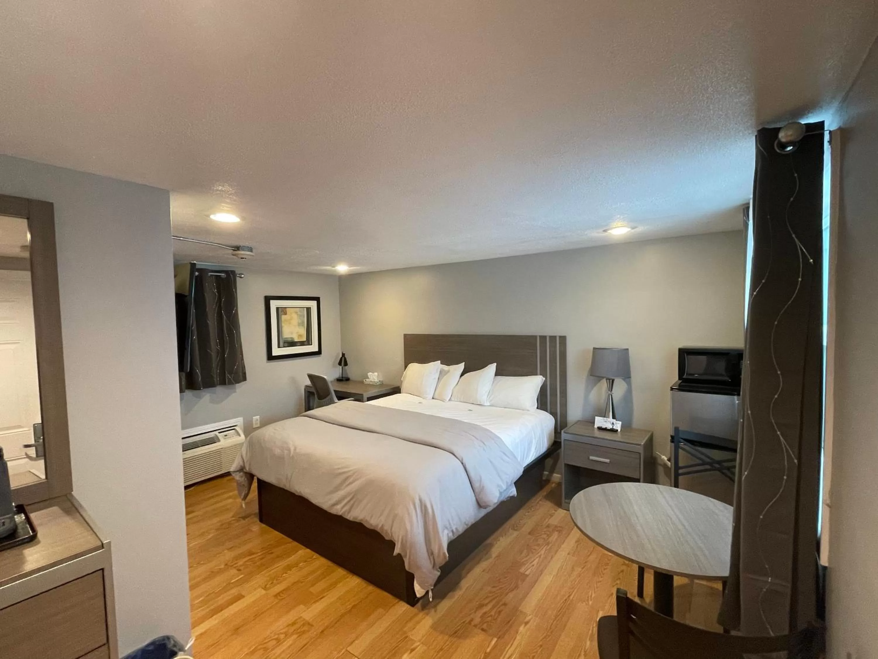 King Room with Pool View in Aquastar Inn