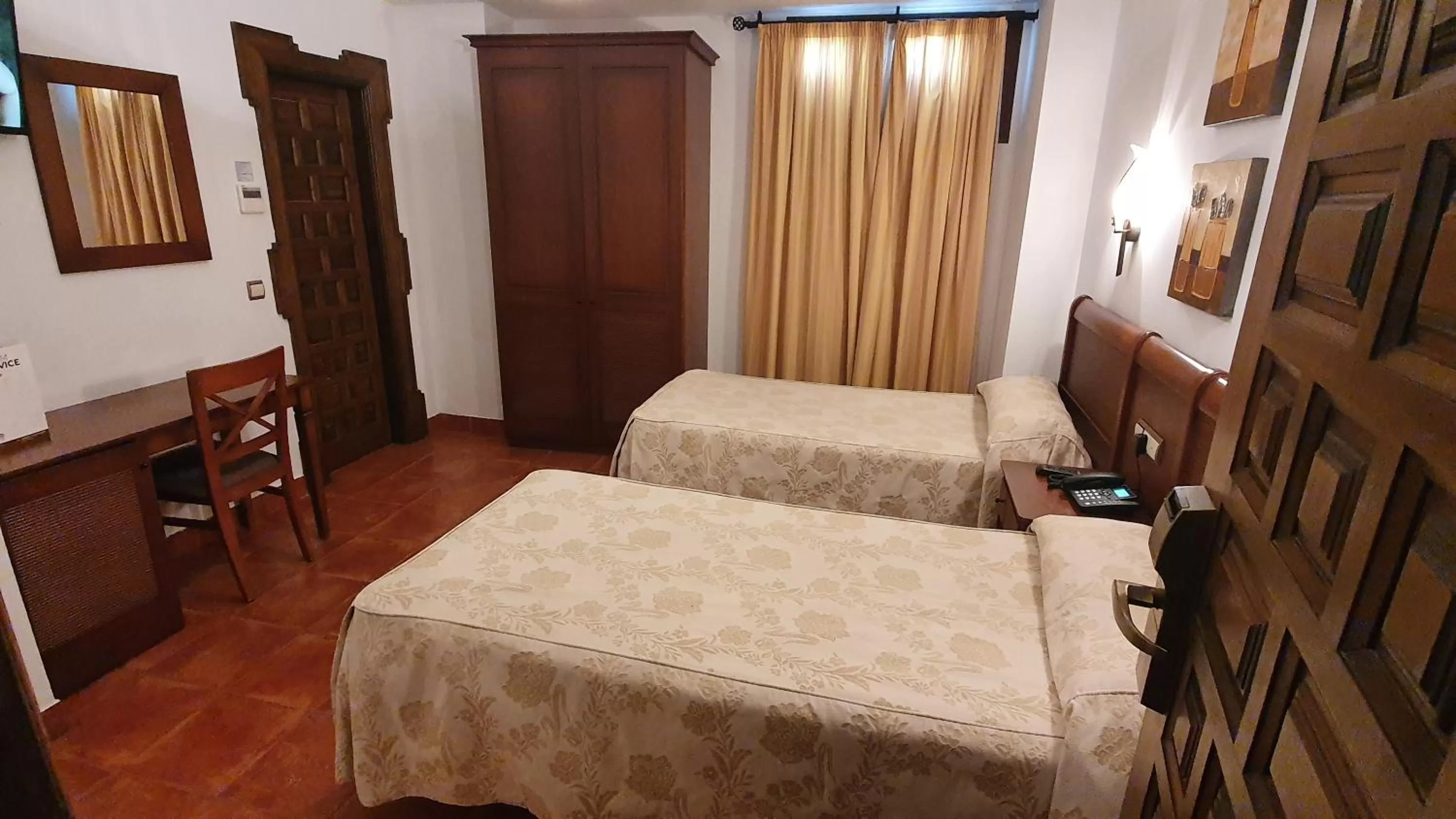 Interior Double or Twin Room in Coso Viejo