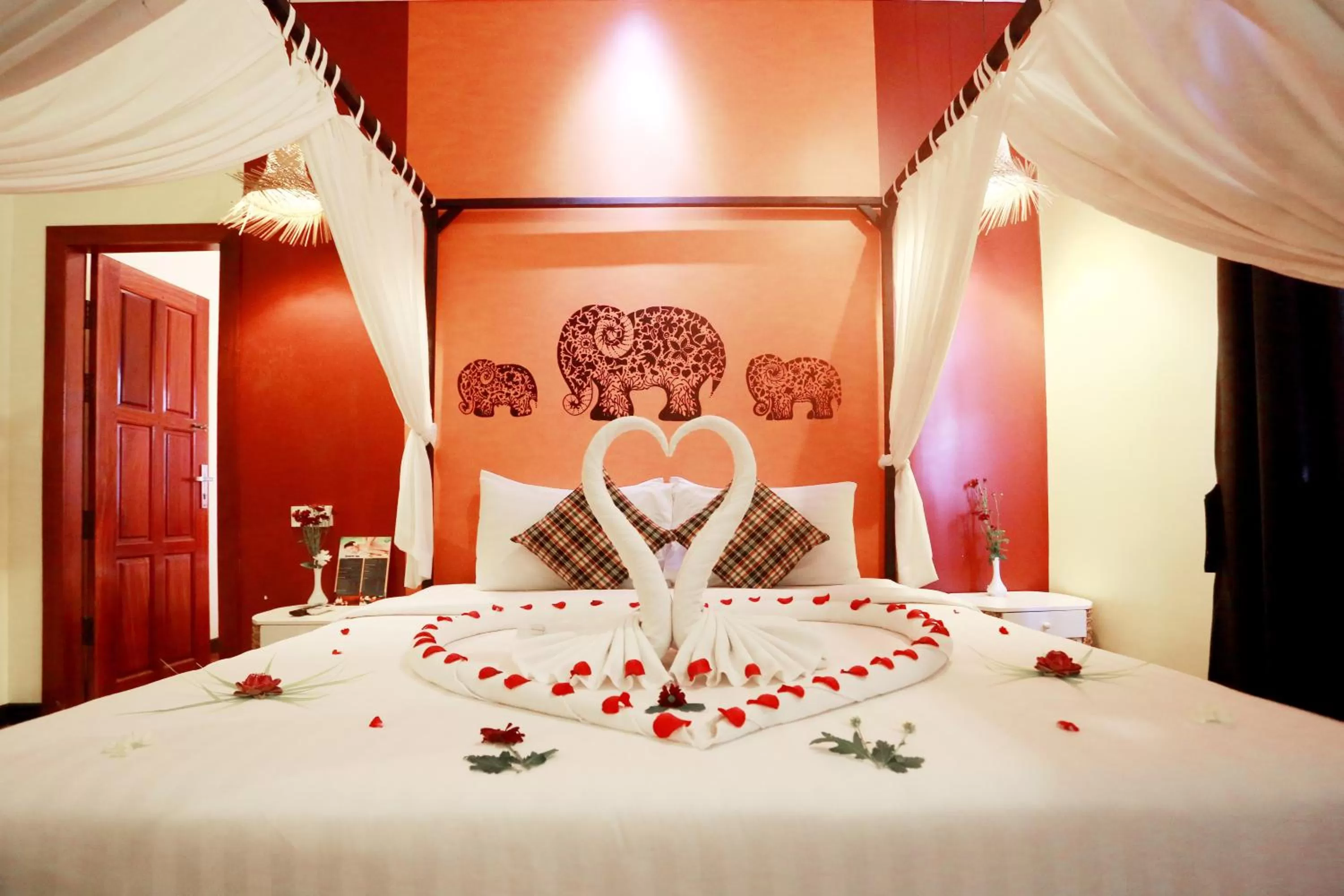 Deluxe Double or Twin Room @ Free Pickup - single occupancy in Central Indochine D'angkor Hotel