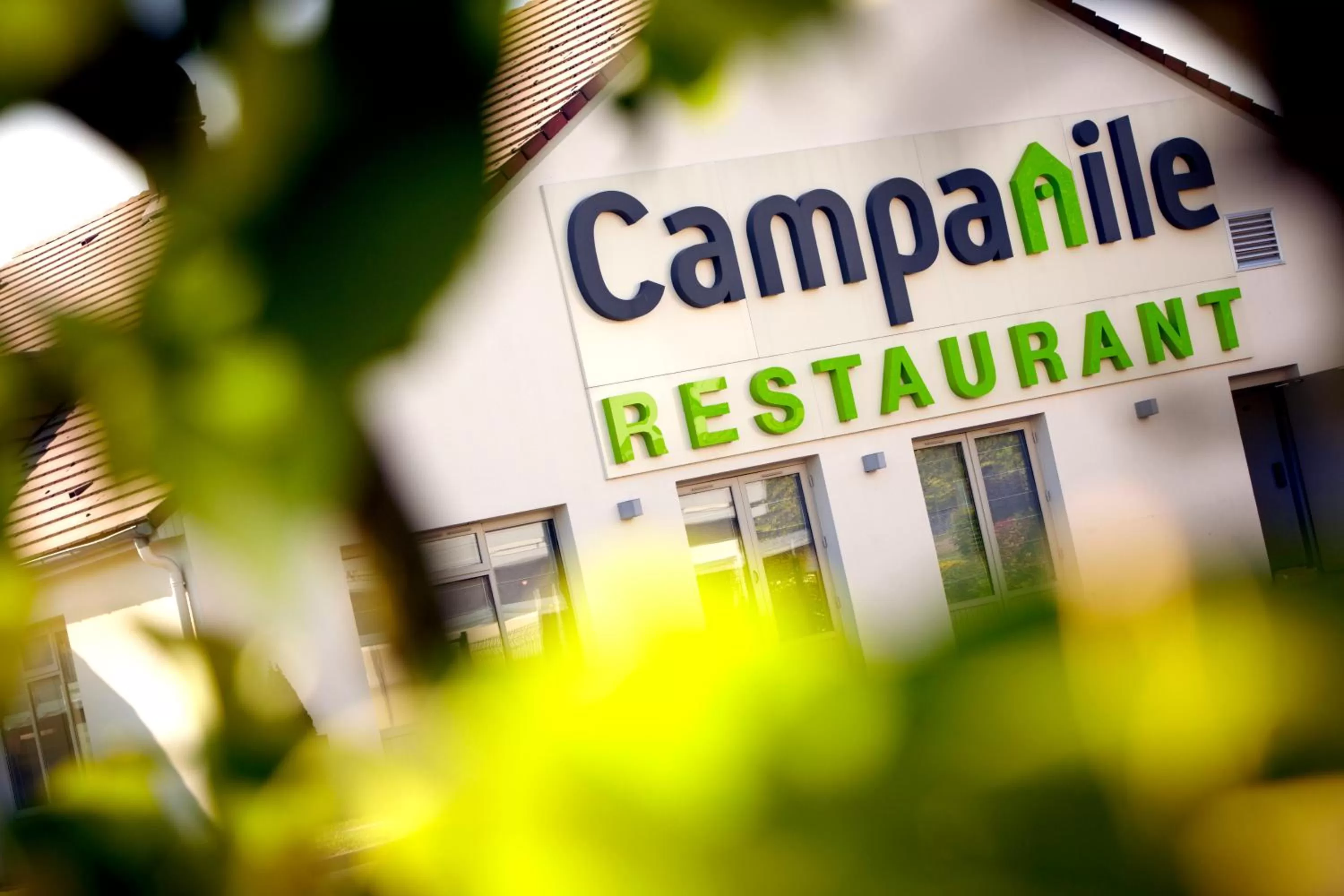 Facade/entrance in Campanile Hotel Beauvais