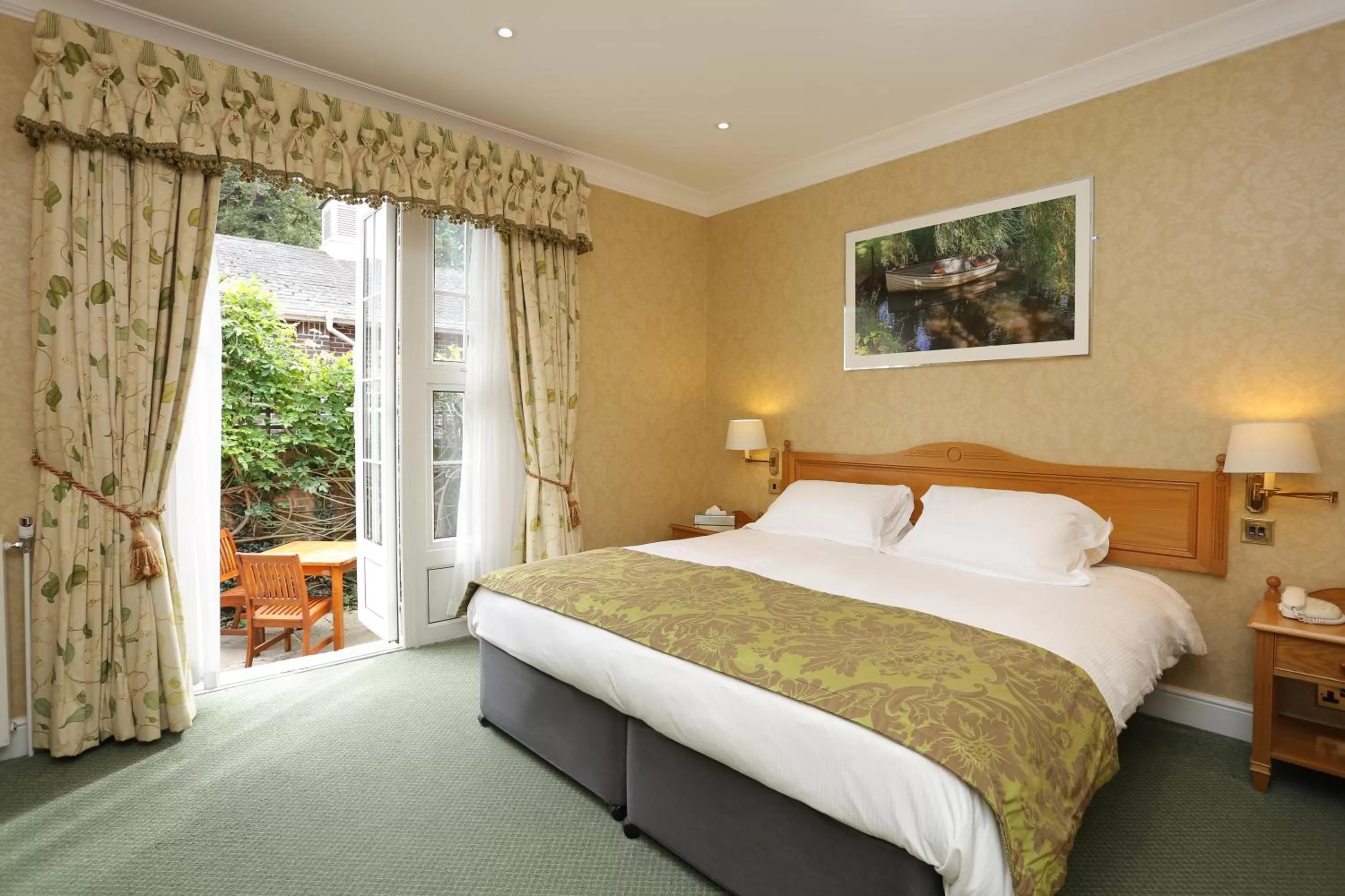 Spacious Double Room - Garden Lodge in West Lodge Park