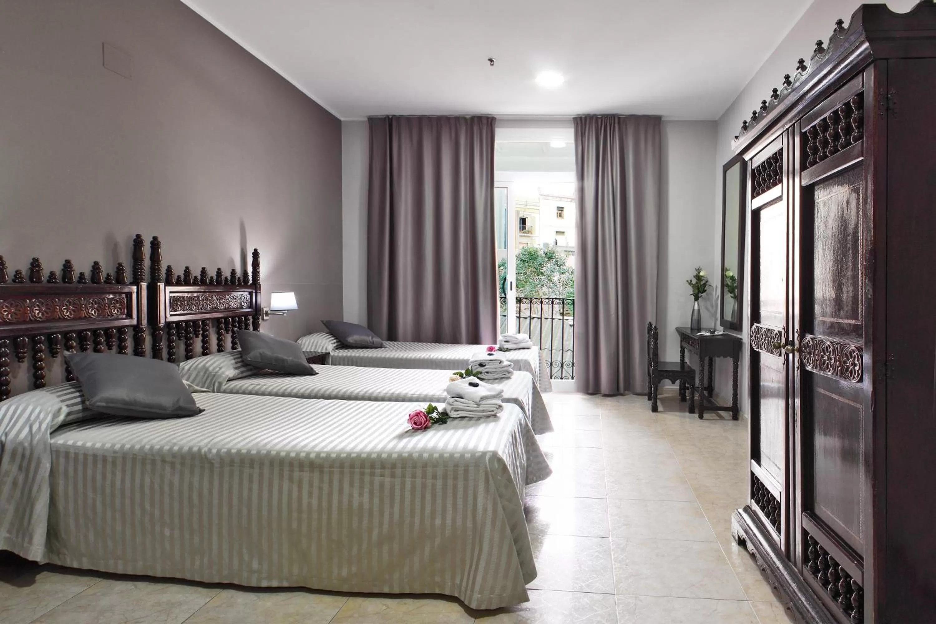 Photo of the whole room, Bed in Hotel Inglés