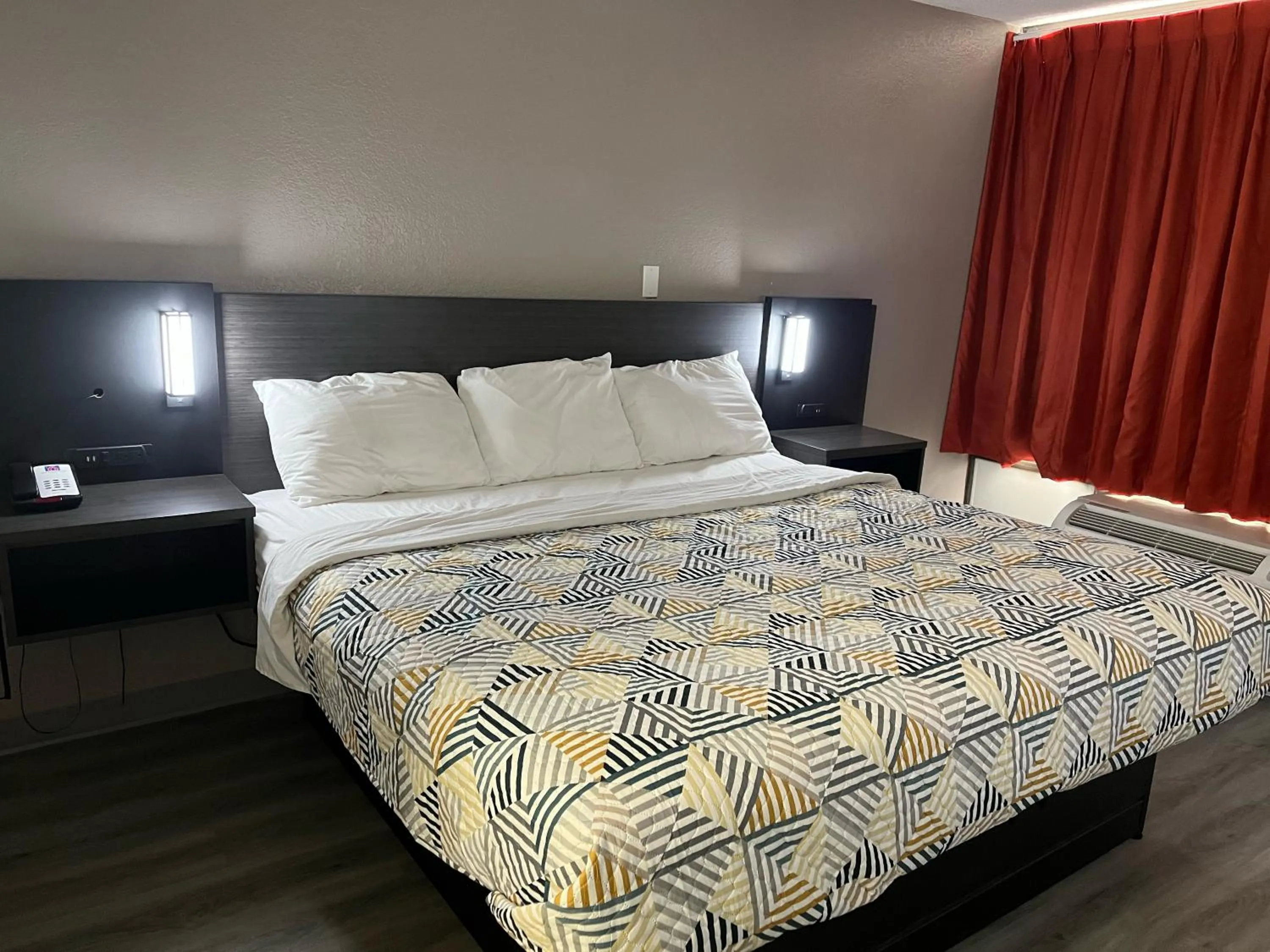 King Room - Non-Smoking in Motel 6 Baton Rouge Southeast