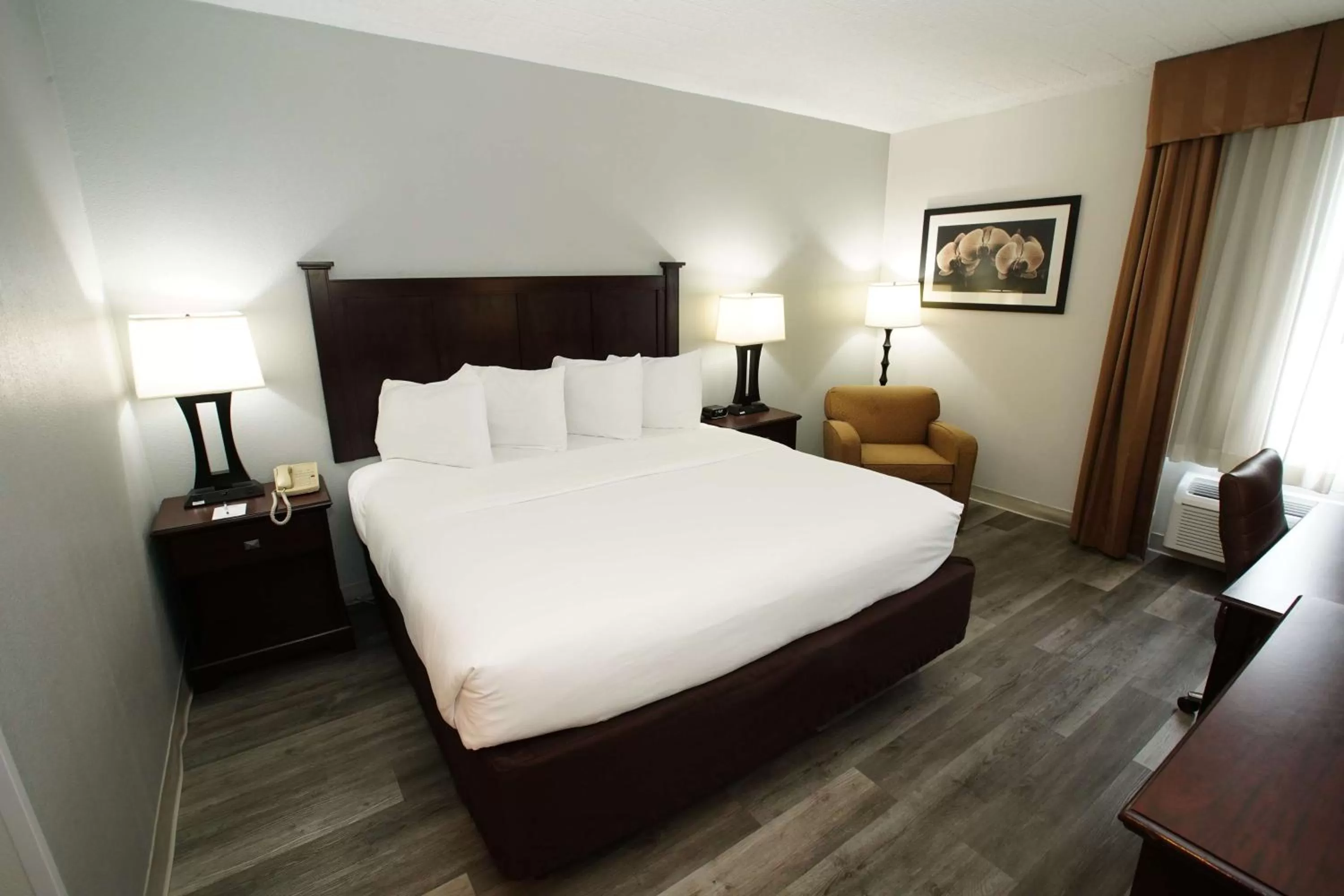 King Room with Roll-In Shower - Disability Access in Best Western Paramus Hotel & Suites
