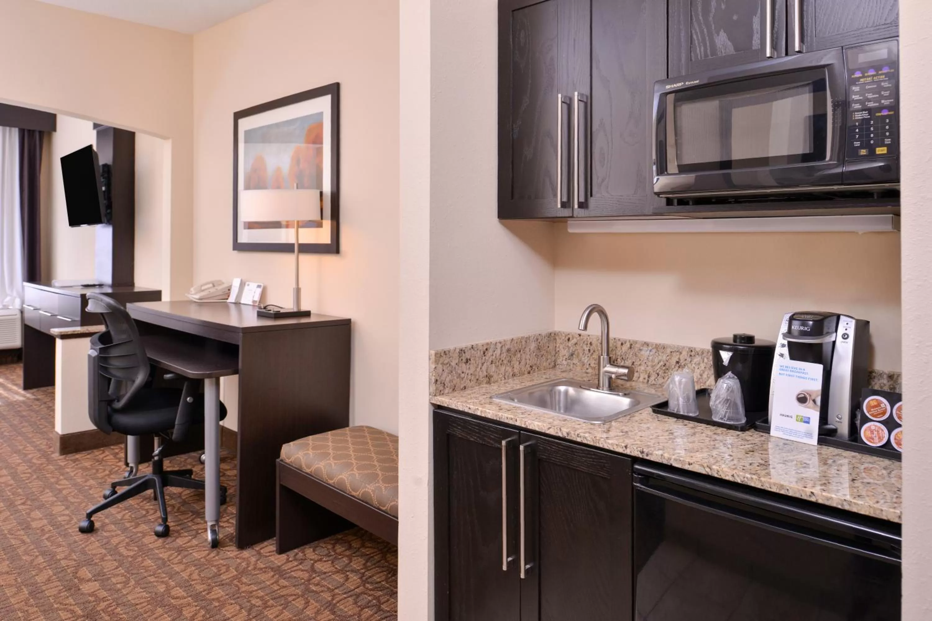 King Suite in Holiday Inn Express & Suites Topeka West I-70 Wanamaker by IHG