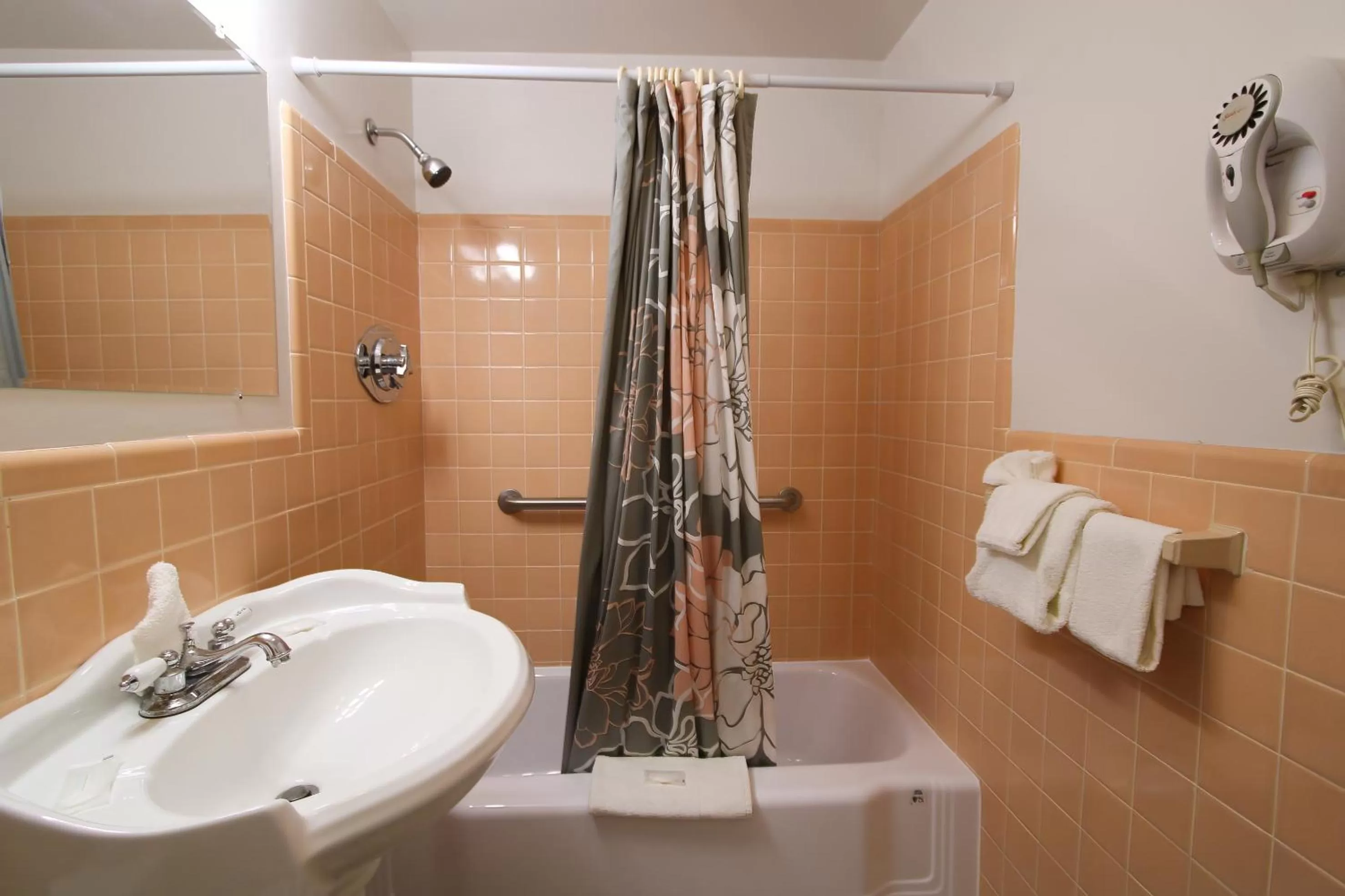 Queen Room - Non-Smoking in Colonial Inn Seekonk